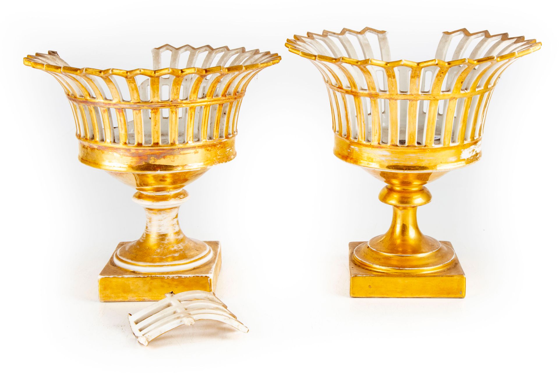 Null 巴黎

一套两个大的圆形篮子，放在一个基座上，白色和金色的瓷器。

19世纪中期

H.23.5厘米，长22厘米

事故和失踪