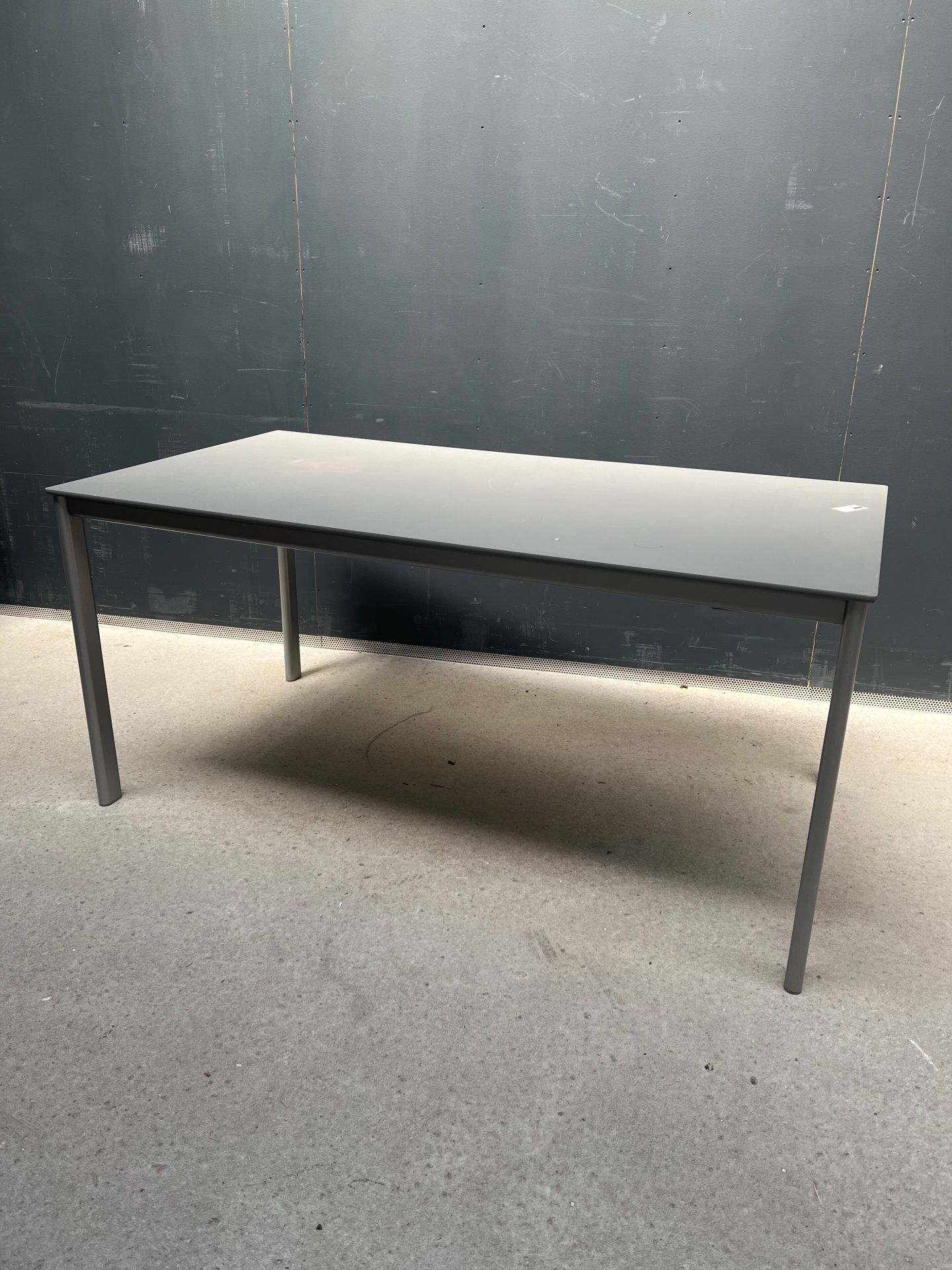 Null Rechteckiger Tisch aus grau eloxiertem Metall.

Kratzer und Restaurierung