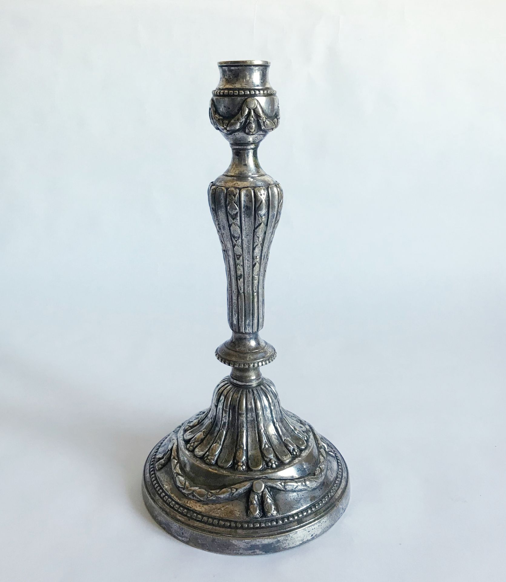 Null 一个大的青铜烛台（以前是镀银的），铸有笛子和花环的叶子。路易十六时期

H.29厘米

遗失波贝什--磨损和撕裂