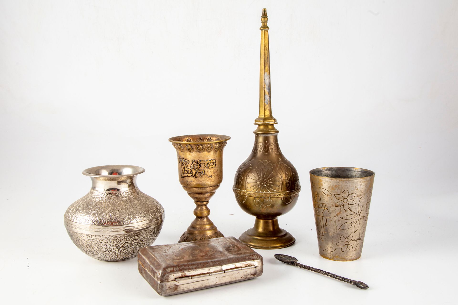 Null JUDAICA

犹太教崇拜物品套装，金属材质，带凹槽装饰，包括：Kiddush杯--洒水器--高脚杯--有盖锅--小勺子