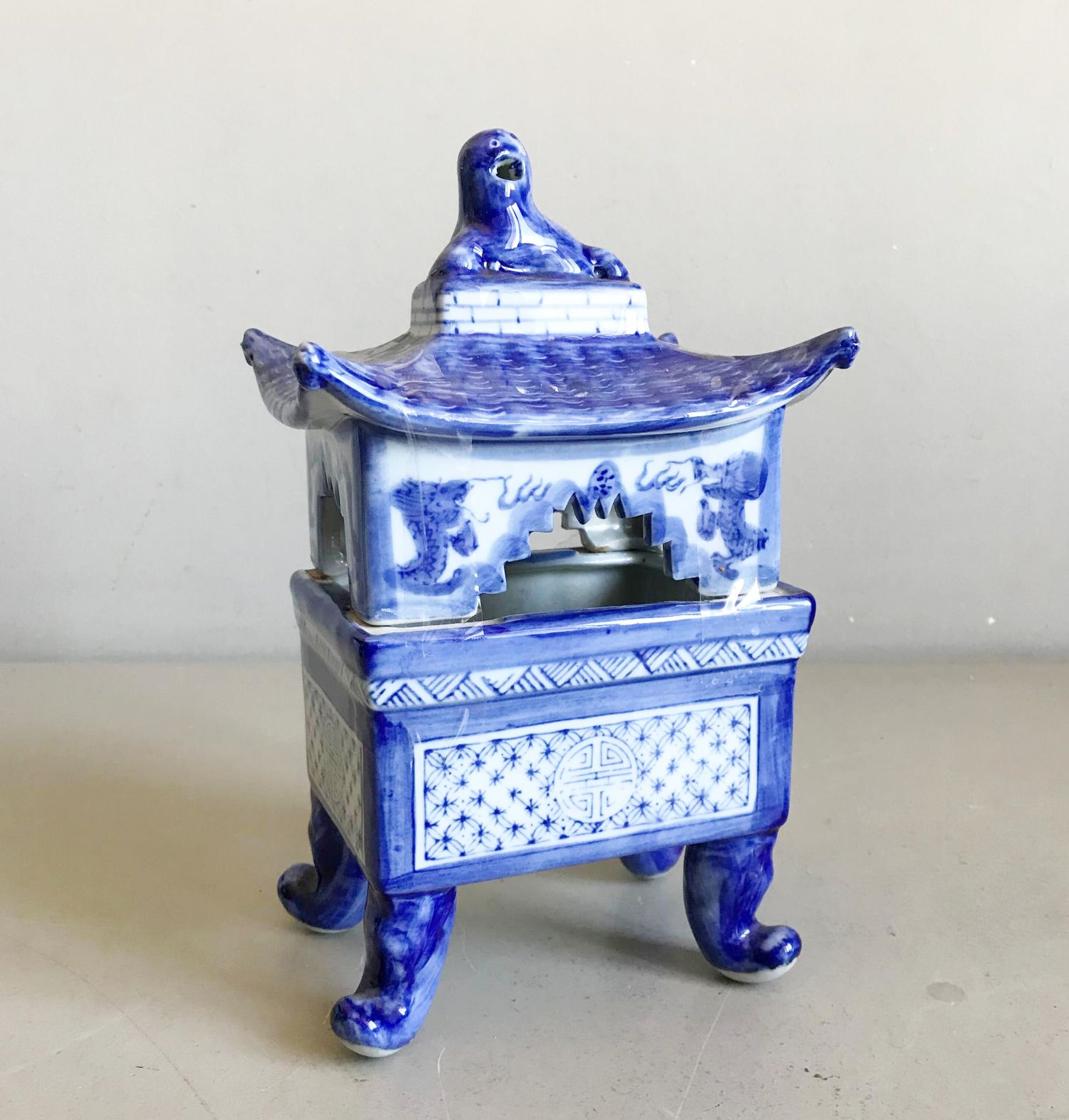 Null CHINA - Modern

Pagoda-shaped porcelain potpourri box with blue and white d&hellip;