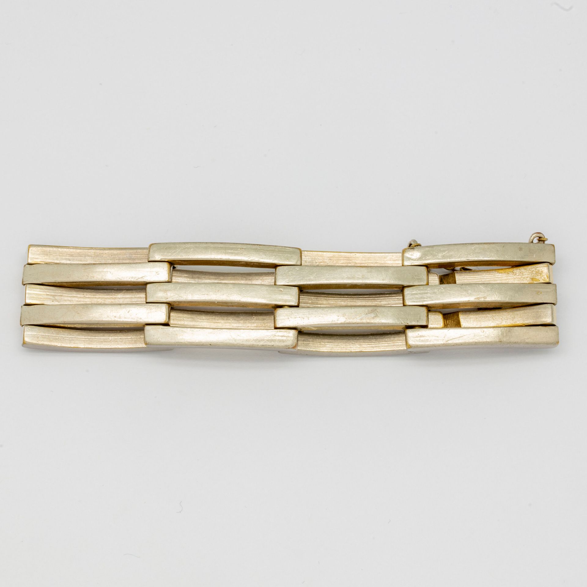 Null Armband mit gegliederten Gliedern aus versilbertem Metall.

Art-Deco-Epoche
