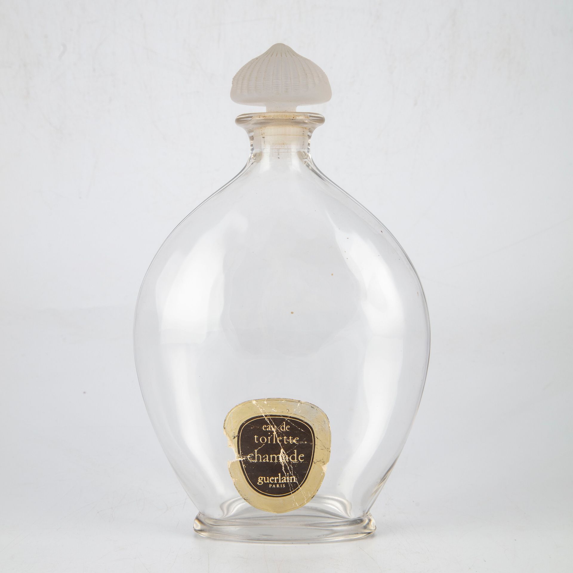 Null GUERLAIN之家 - 巴黎

重要的香水瓶 "Eau de Chamade"，乳白色的玻璃瓶塞。

H.25.5厘米

底部有小缺口