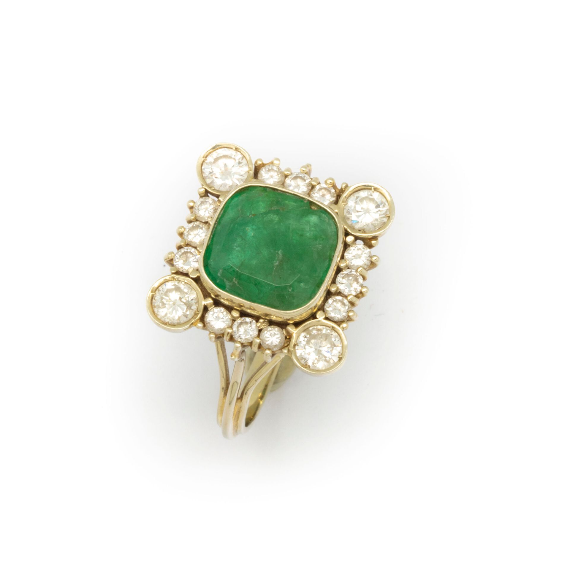 Null White gold ring set with a cushion-cut emerald (broken emerald) surrounded &hellip;