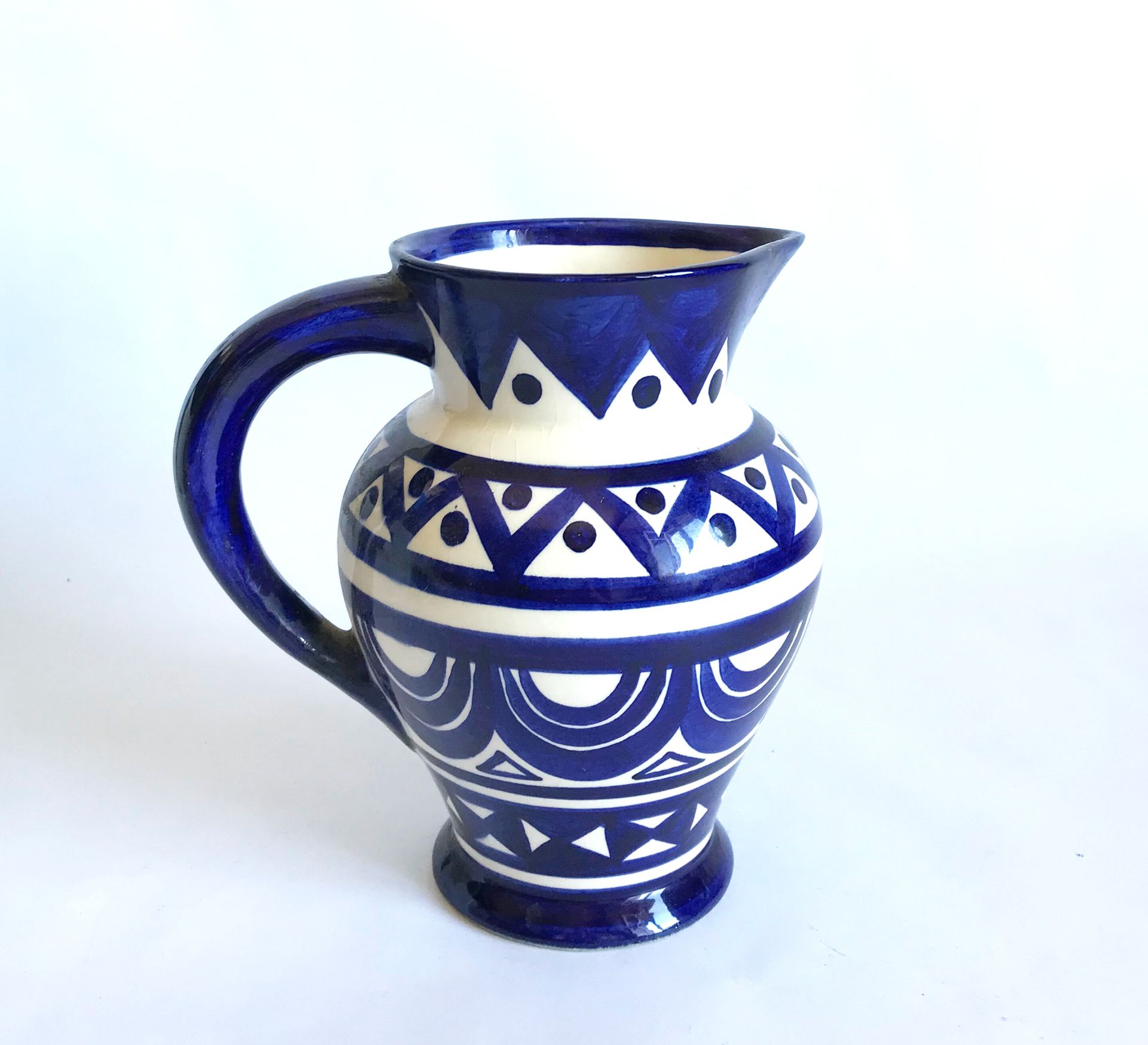 QUIMPER 
Earthenware pitcher with blue geometric decoration.