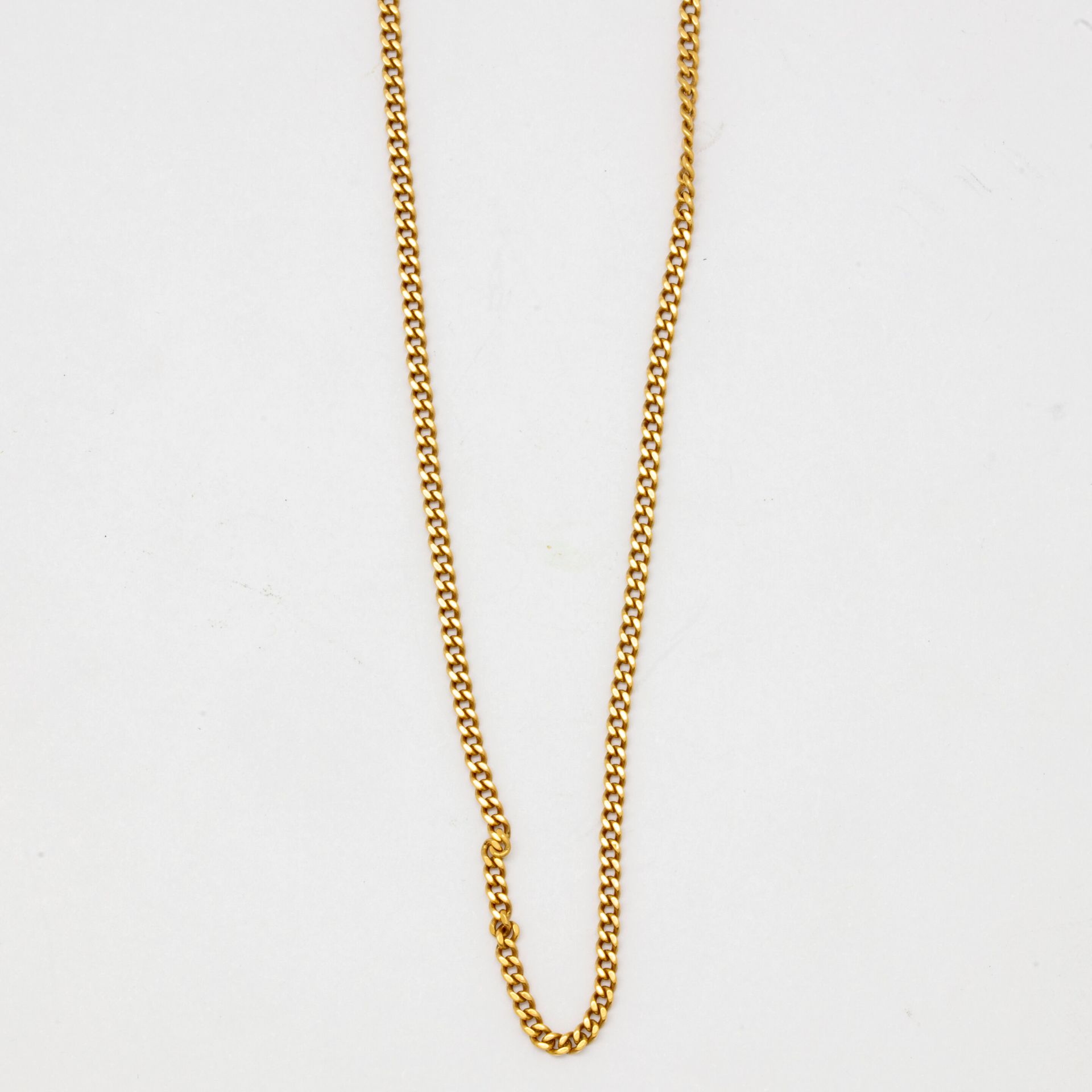Null Yellow gold chain

Weight : 9,19 g.
