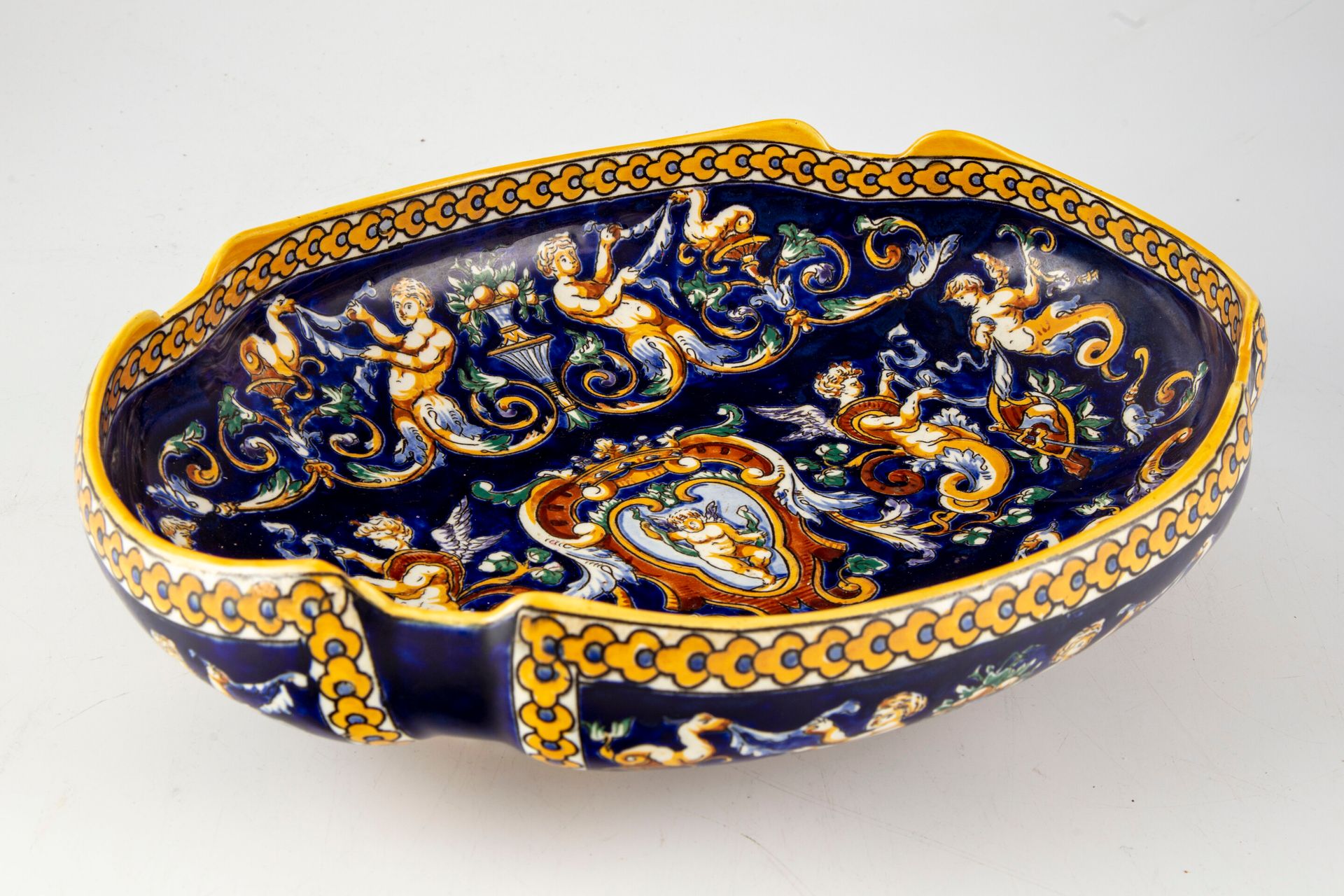 Null GIEN

新文艺复兴时期装饰的釉面陶器碗

H.7.5厘米；宽29.5厘米；长23.5厘米

一个小碎片
