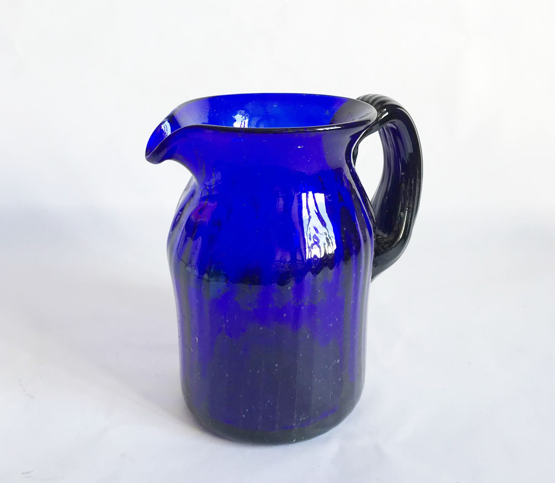 Null Krug aus mundgeblasenem blauem Glas mit seitlichem Henkel.

H. : 20 cm