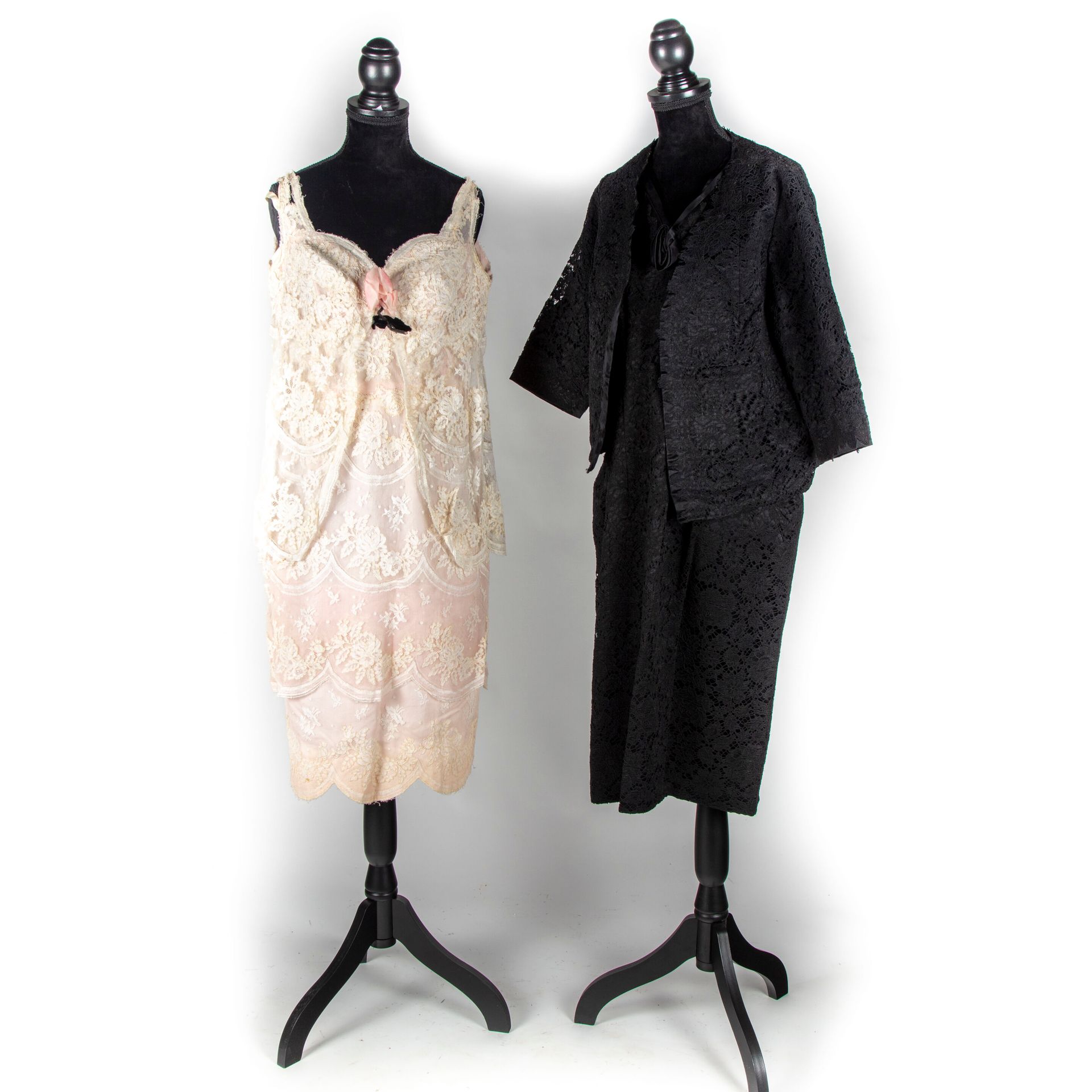 Null 没有格里菲》--约1950/60年

两件衣服。

金雀花、缎子和黑色蕾丝的鸡尾酒裙和短外套，无袖连衣裙，领子上有缎子玫瑰。

奶油色缎面和蕾丝翻边叠&hellip;