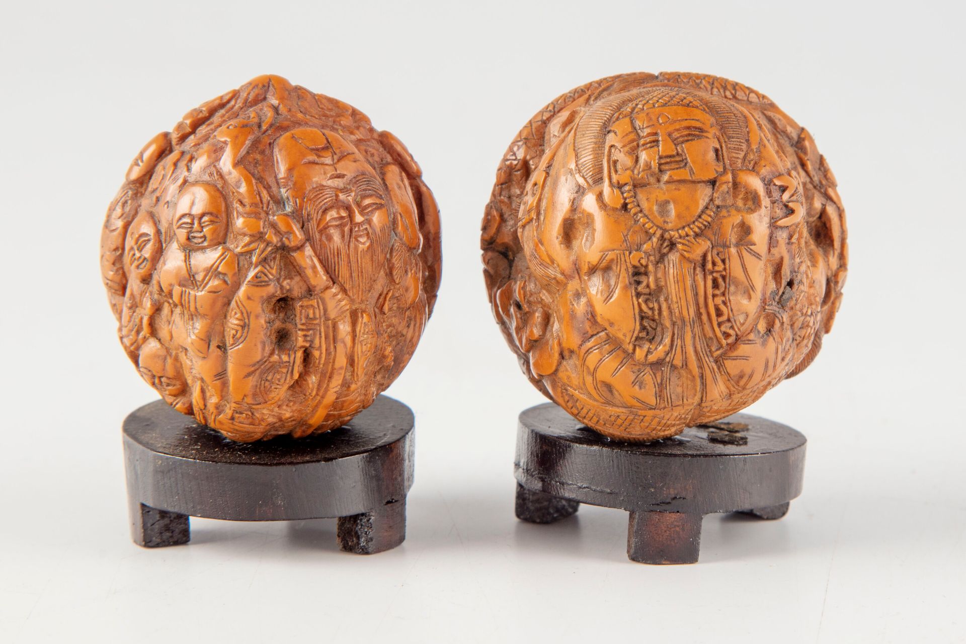 Null INDOCHINA

Dos nueces talladas con Buda y pequeñas figuras 

H. 4,5 cm