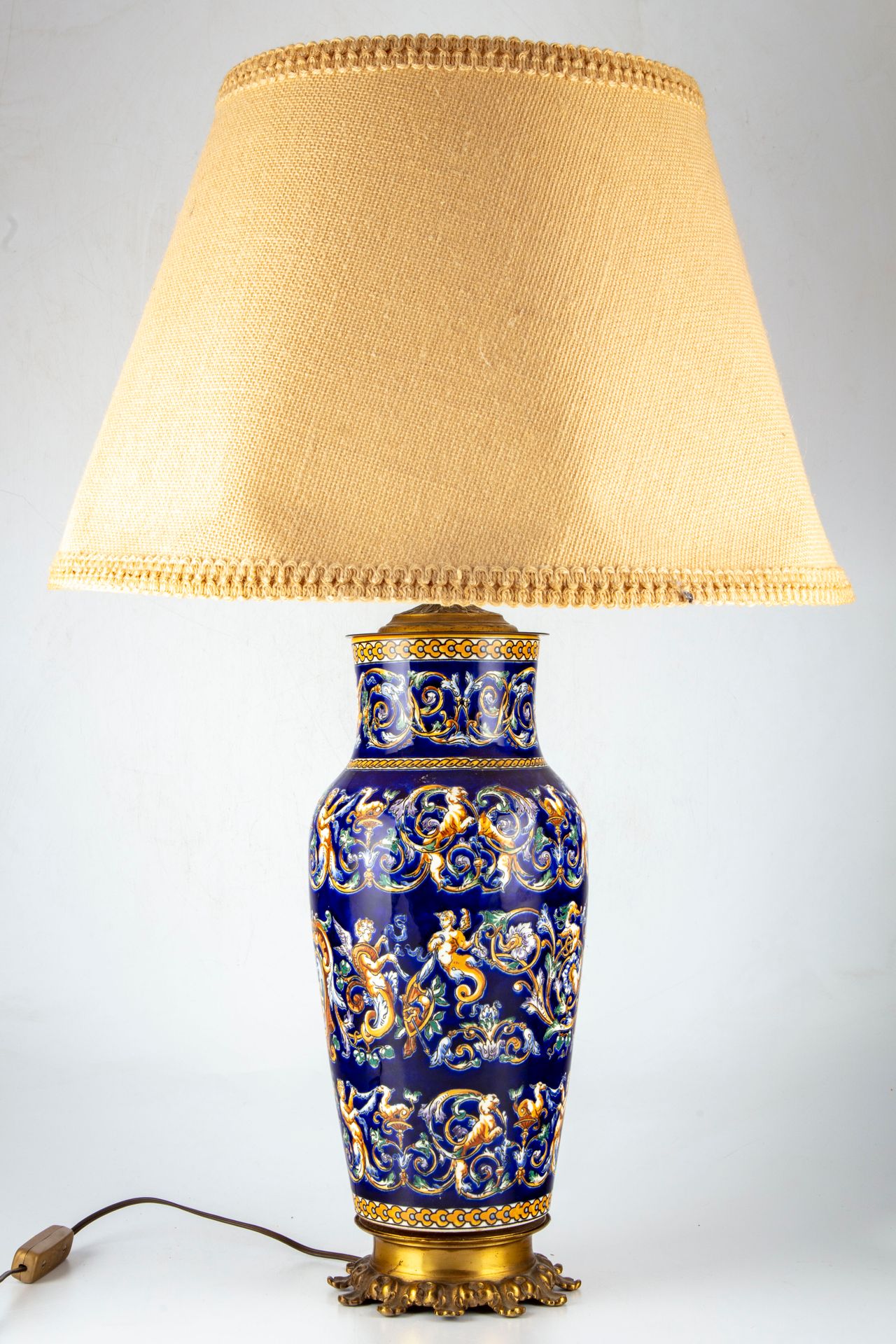 Null GIEN

新文艺复兴时期装饰的大型釉面陶器花瓶，安装为一盏灯，有一个鎏金金属框架

H.49厘米
