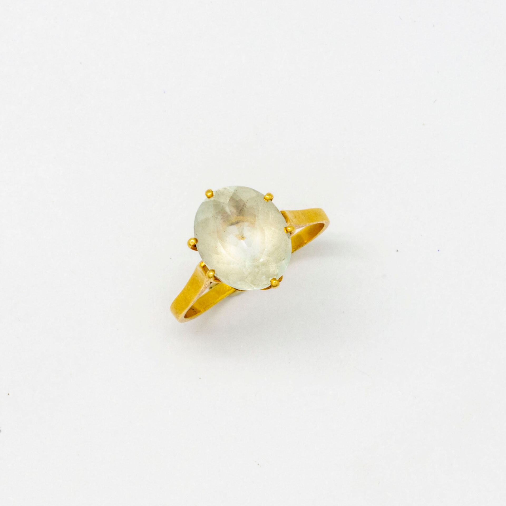 Null Ring aus Gelbgold, verziert mit einem Stein. 

Bruttogewicht: 2,8 g