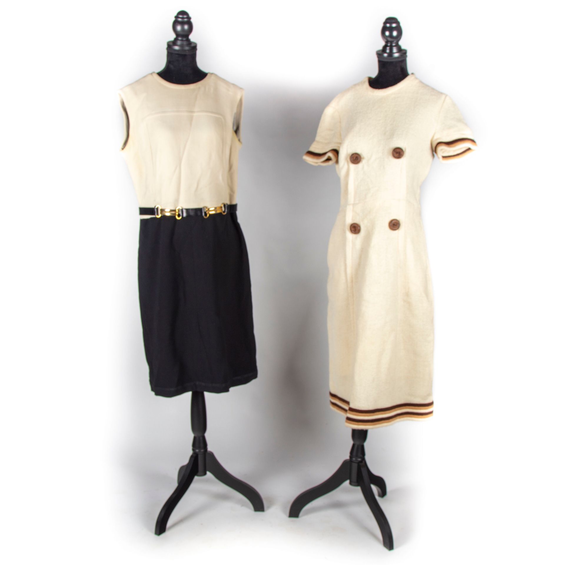 Null 皮埃尔-巴尔曼 - 巴黎

两天的裙子--20世纪60年代。

带条纹辫子的乳白色毛织品裙子

带腰带的双色羊毛裙

刮伤

磨损很小