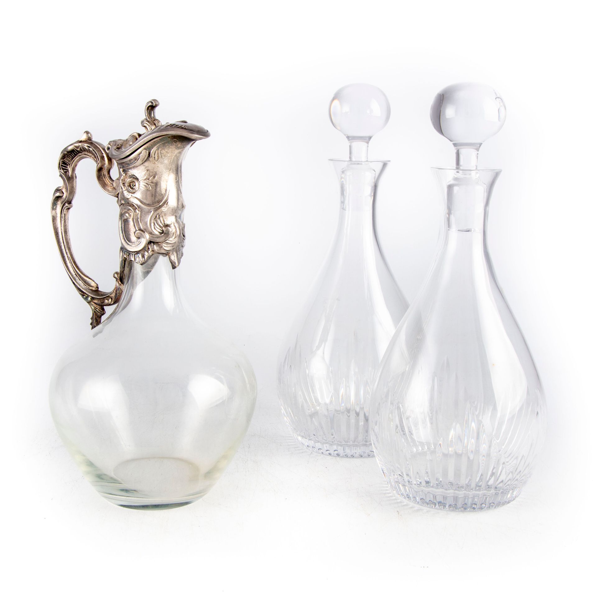 Null Jarra de cristal plateado del siglo XVIII y dos garrafas con tapa
