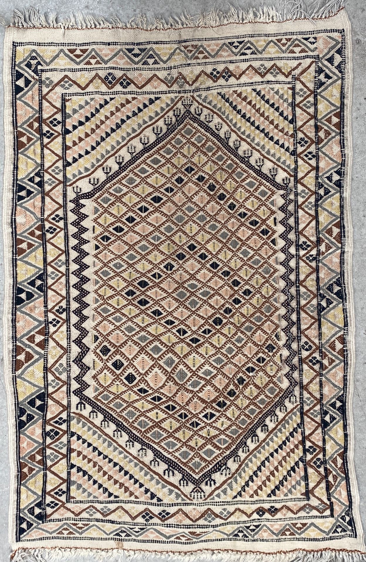 Null Gebetsteppich aus Wolle mit Rautendekor.

128x82,5cm

Abnutzungen und Fleck&hellip;