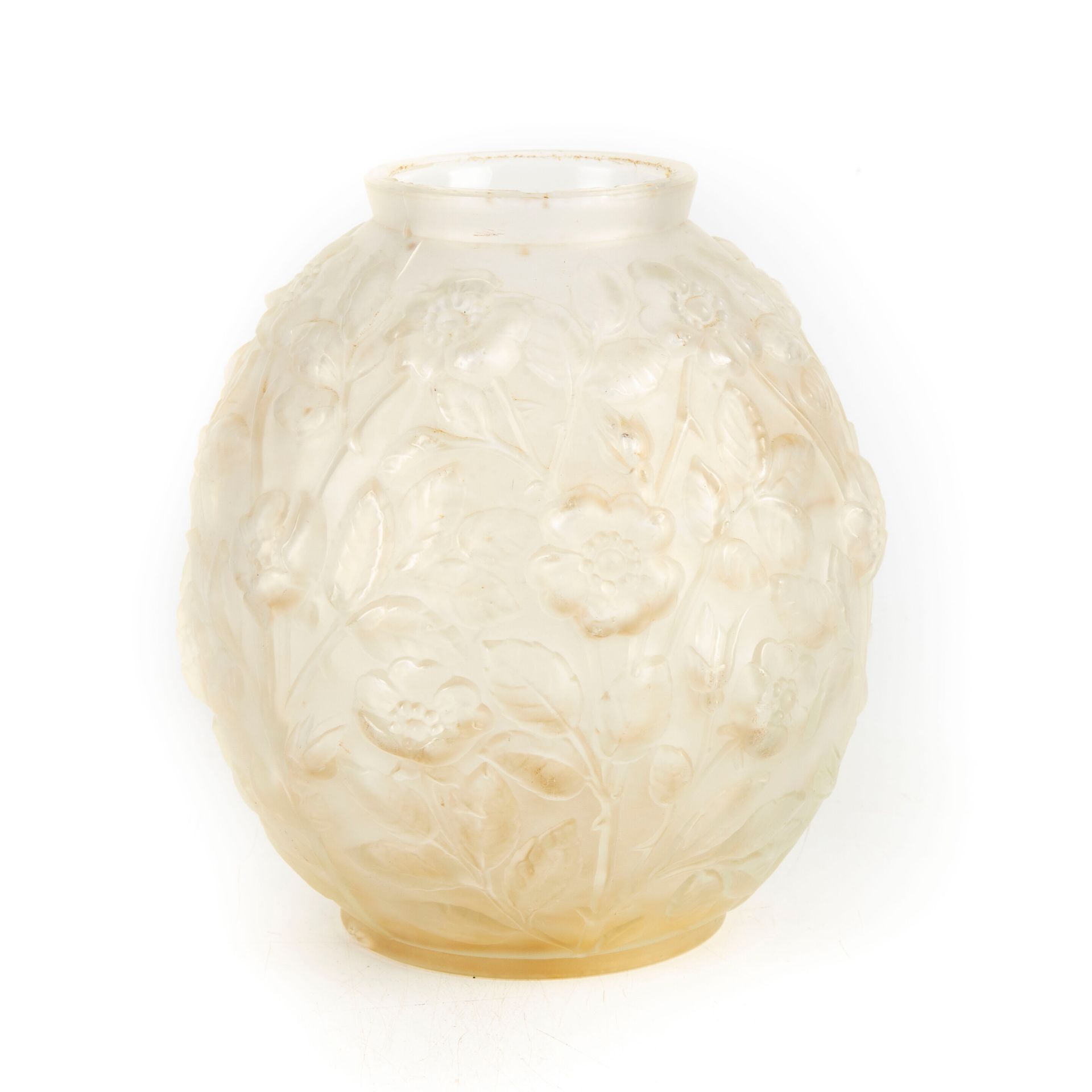 Null 乳白色的玻璃球花瓶，有花的设计。

H.21厘米

小碎片和头发