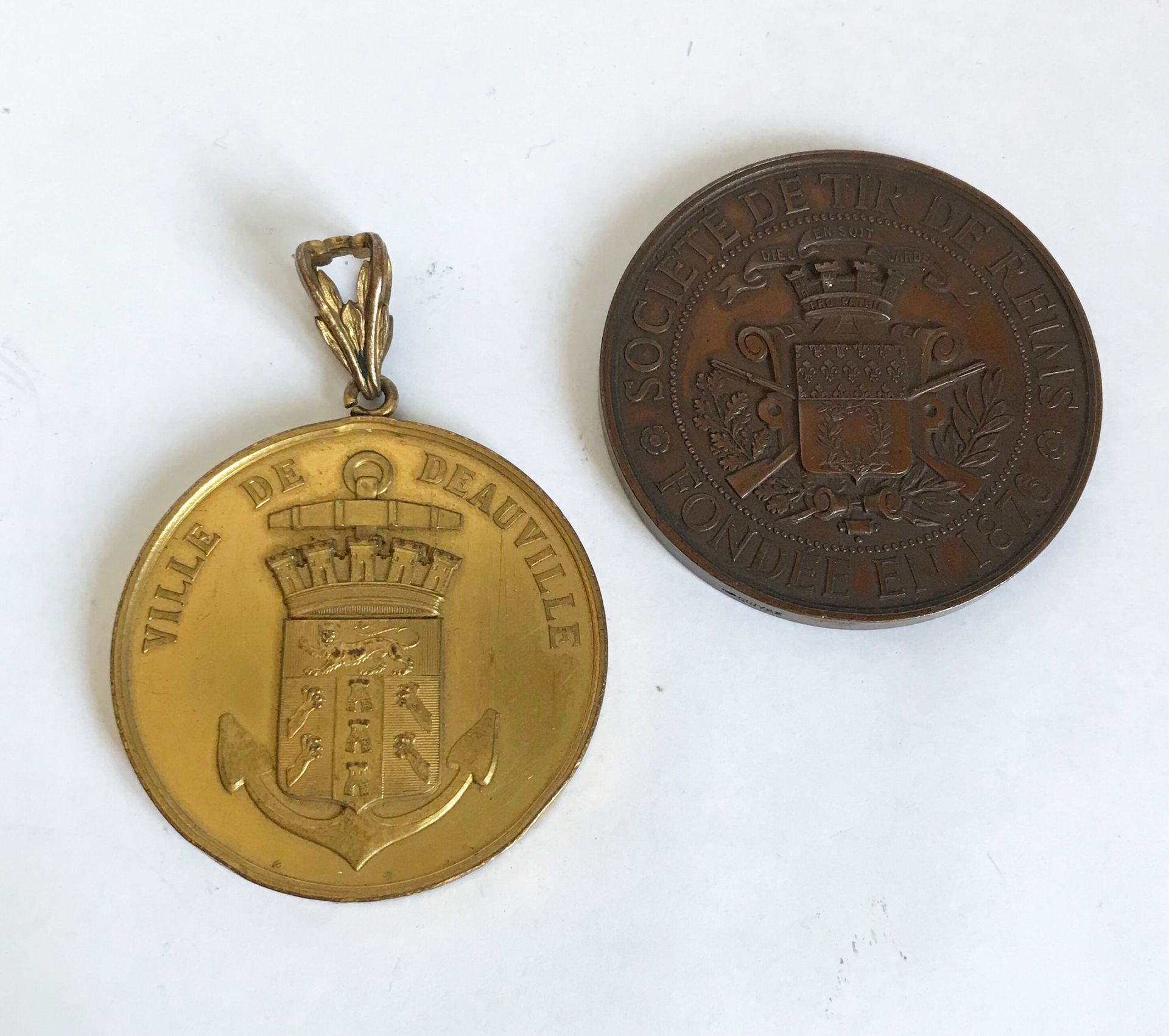 Null 两枚铜牌：多维尔市和兰斯市

D.5和5.5厘米