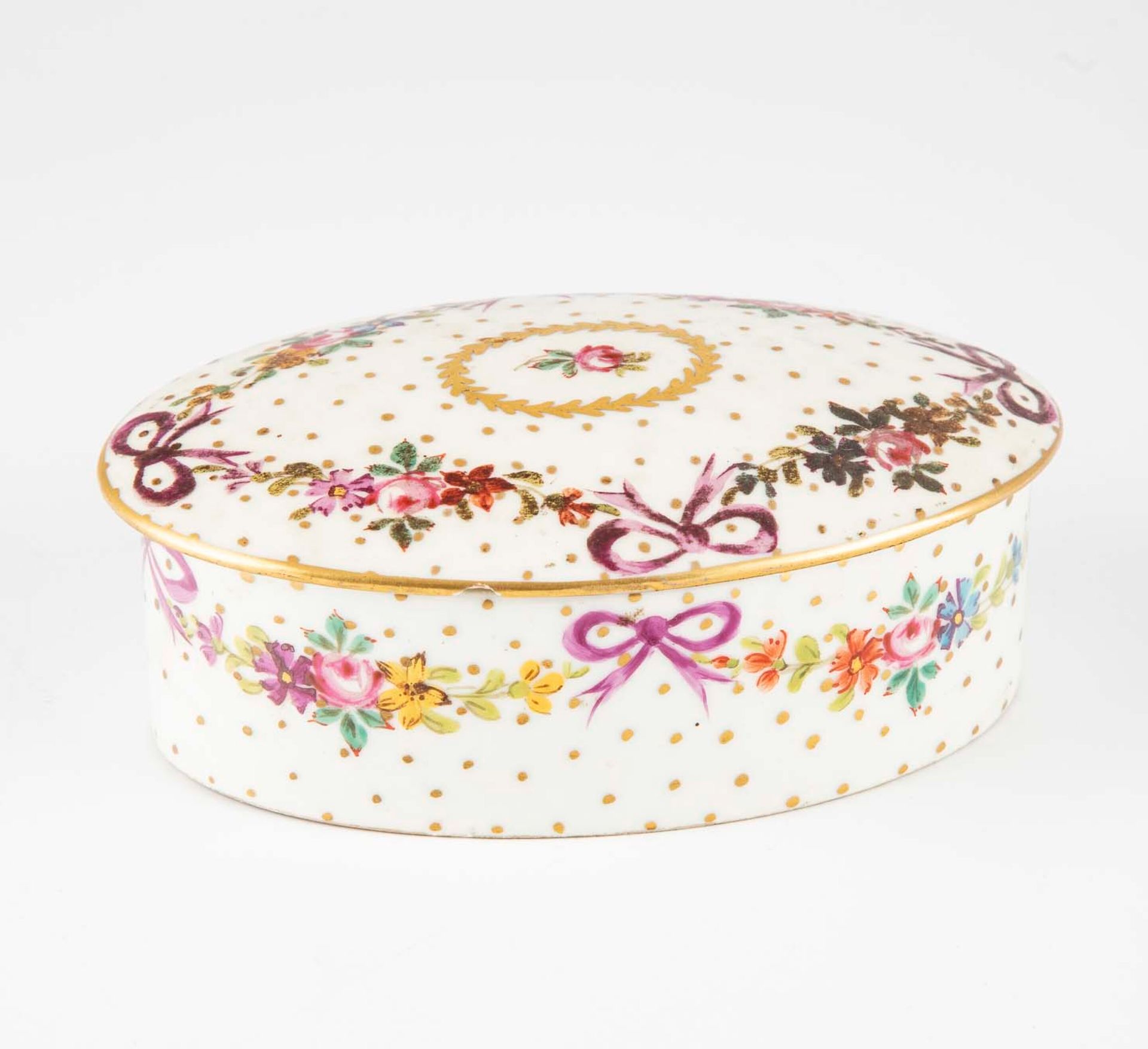 Null 利莫盖斯

椭圆形的瓷盒，带有巴黎瓷器风格的蝴蝶结和花环的多色装饰。

H.5厘米

(Chipping)
