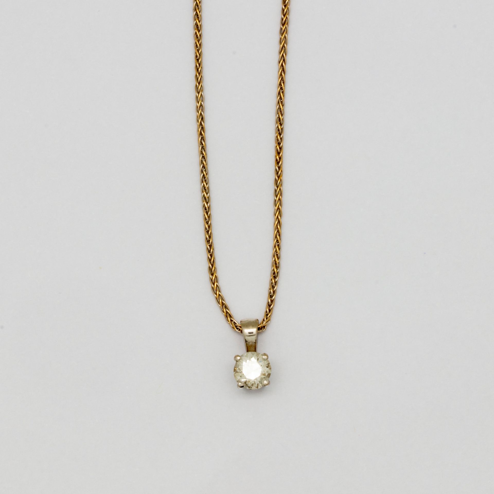 Null Chaine en or gris ponctuée d'un pendentif en diamant environ 0,10 ct.

Poid&hellip;