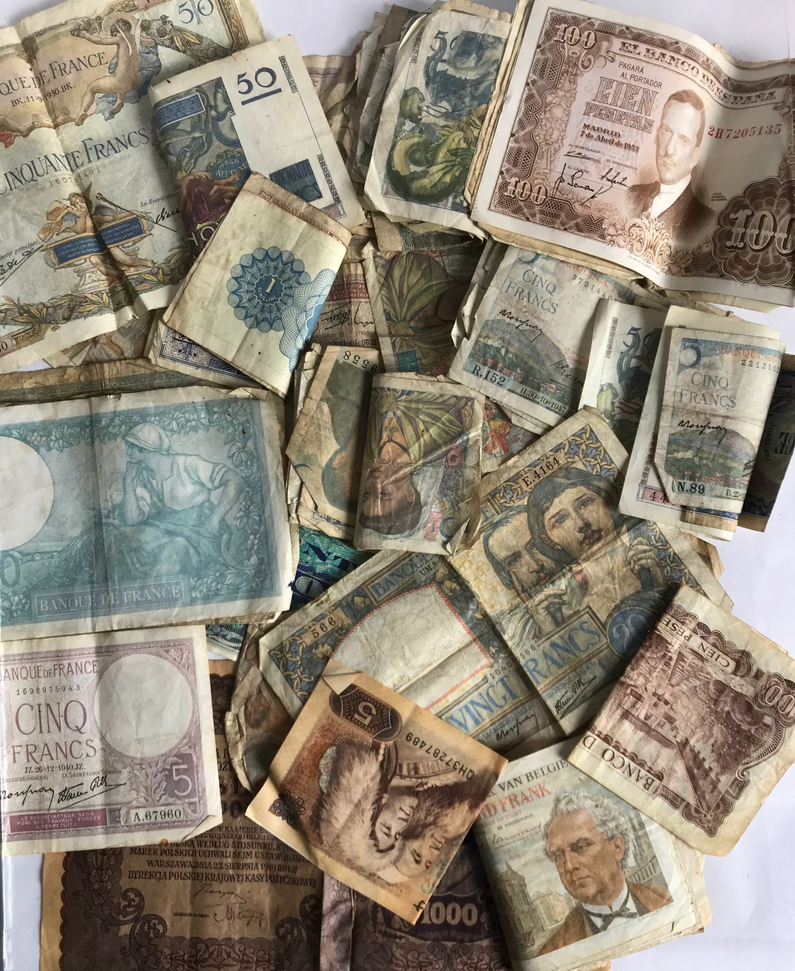 Null Importante serie di vecchie banconote francesi e straniere.

Così com'è
