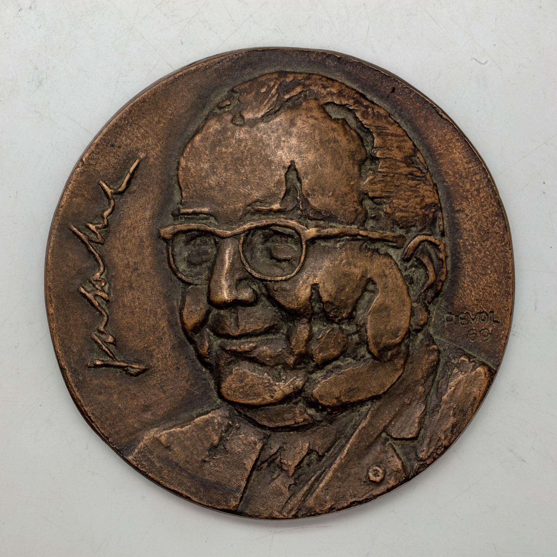 Null 一批铜牌，其中一枚印有巴黎医院教授Jean Sallet的头像，一枚印有Saint Fiacre的头像，一枚印有Alfred Houdé的头像

D.&hellip;