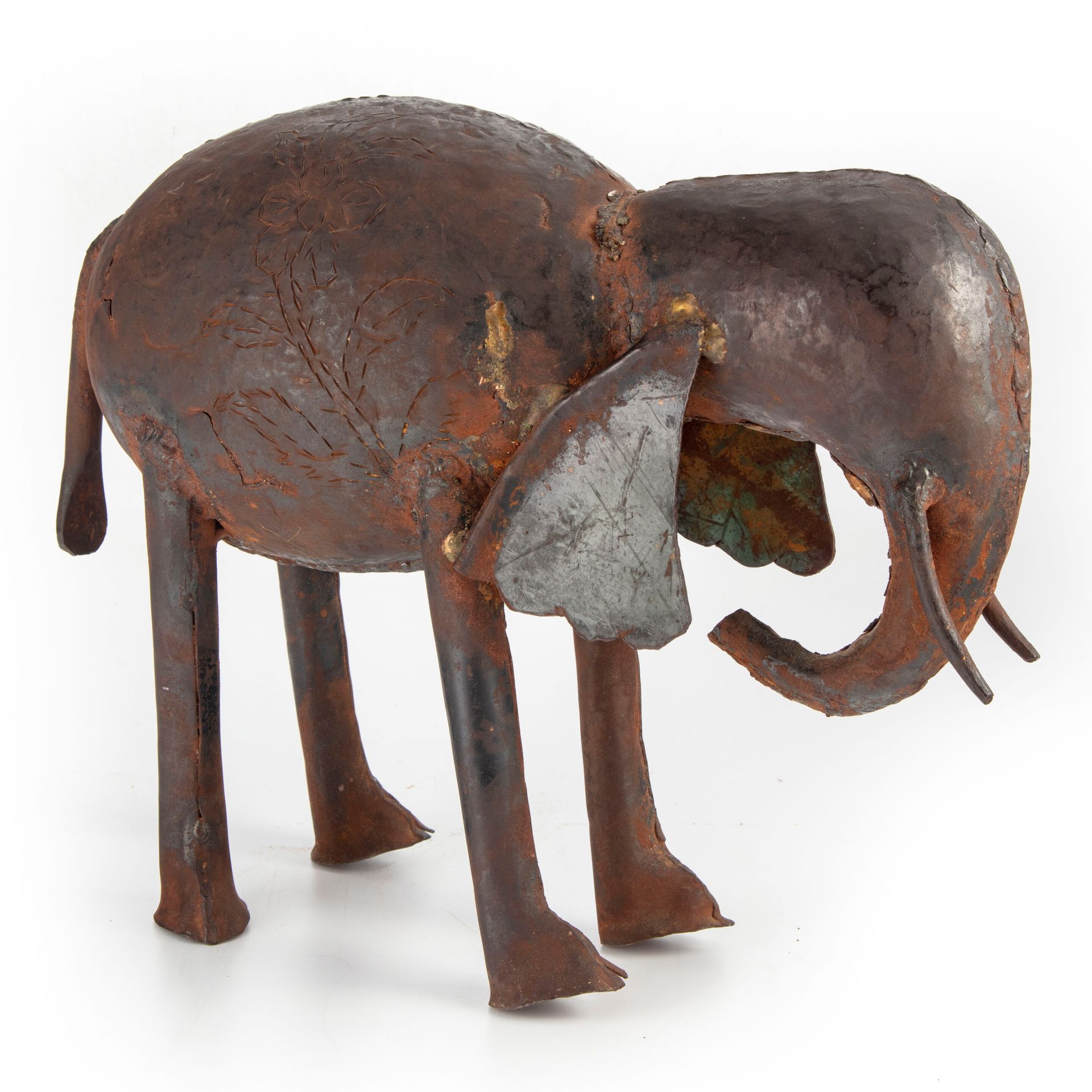 Null Estatuilla de elefante de metal martillado. Obra india

H. 28 - L 34 cm