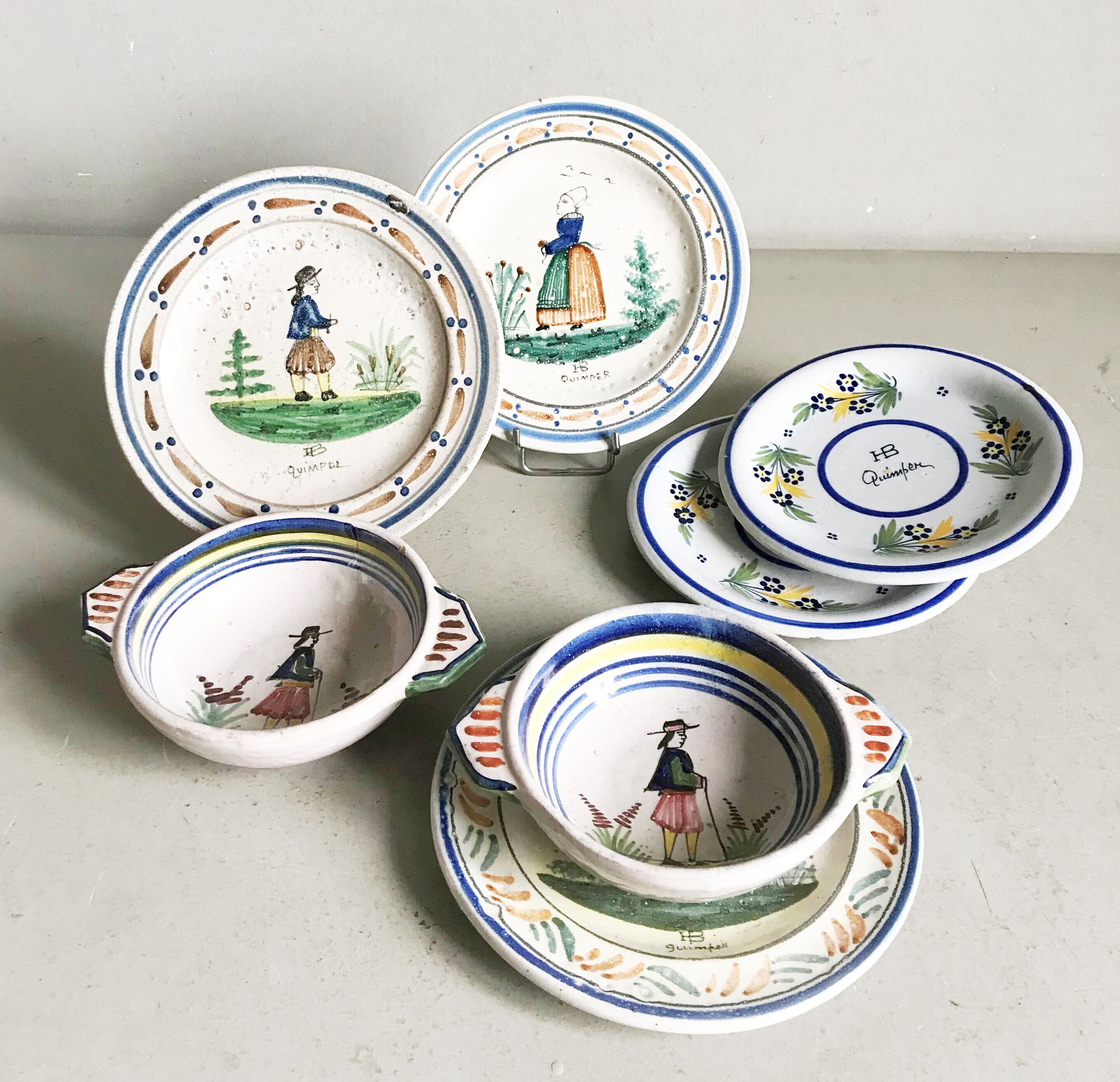 Null 制造商H.B - QUIMPER

布列塔尼装饰的多色陶器套装，包括两个碗-三个小碟。另有两个小板块相连。