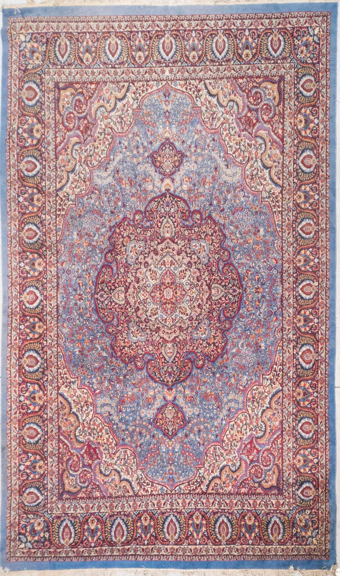 Null 阿格拉 - 印度

大型羊毛地毯，在午夜的蓝色背景上有中央奖章，上面有棕榈花和风格化的树叶。米色背景的边框。大边框上有棕榈花纹。

395 x 276&hellip;