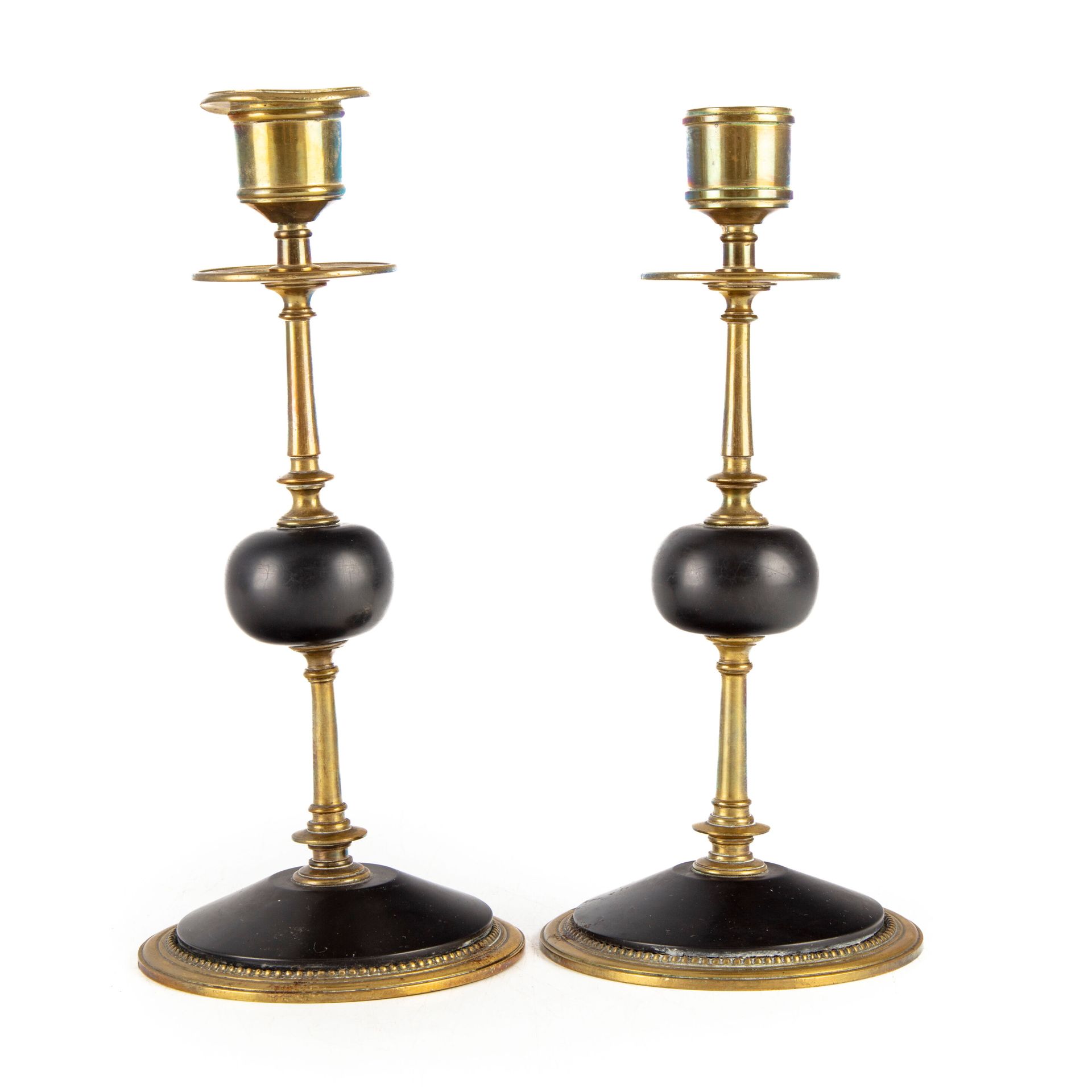Null Pair of brass and black marble candlesticks 

Late 19th century 

H. 22 cm &hellip;