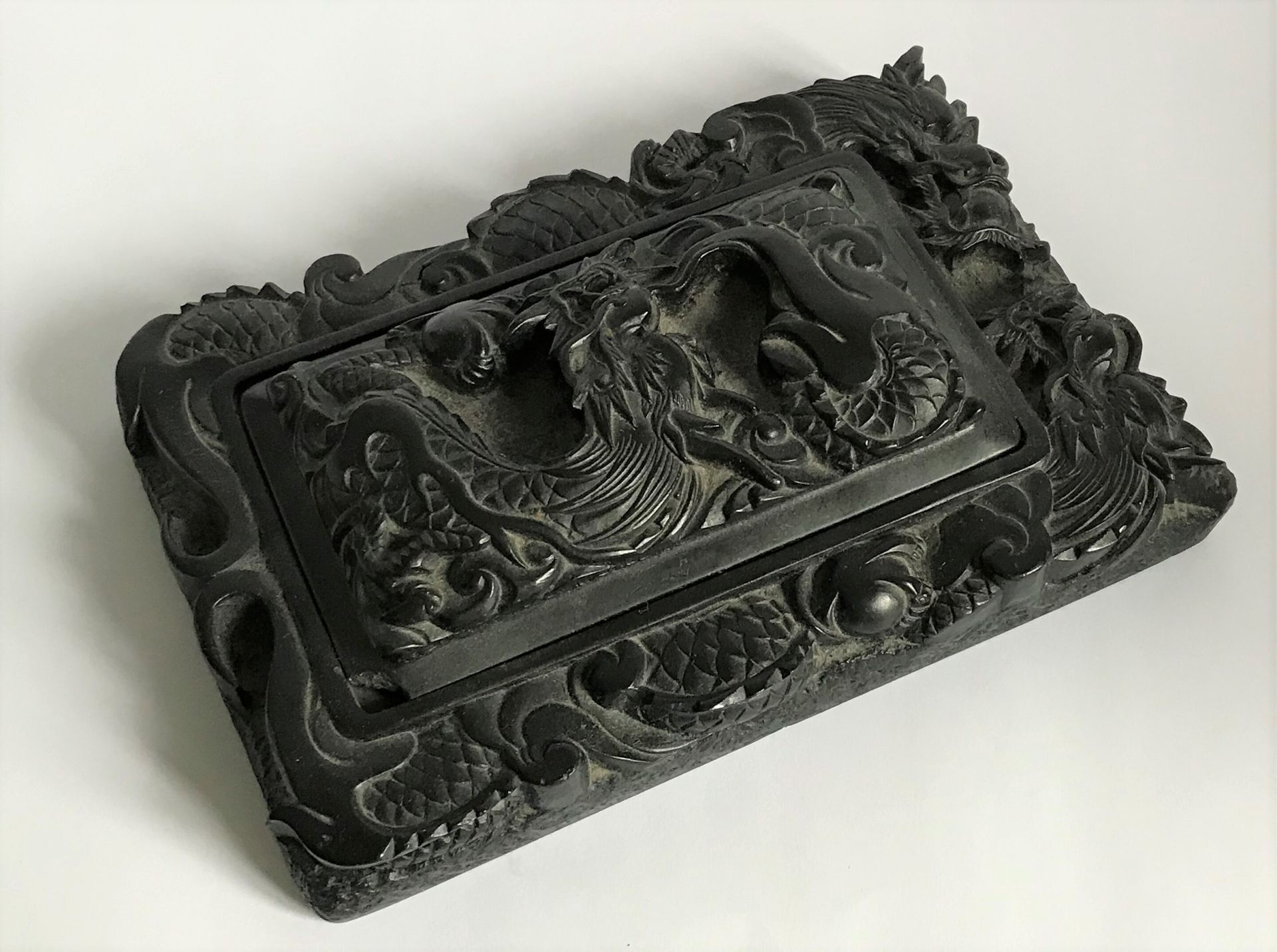 Null CHINE

Boite à encre en pierre noire sculptée de dragons en relief.

L. 19 &hellip;