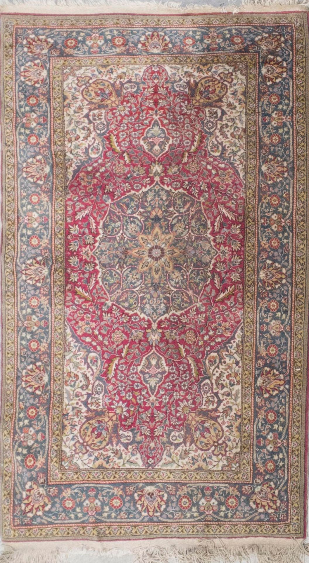 Null 多色羊毛地毯，田野上装饰着红底的玫瑰花，边框装饰着风格化的花朵

土耳其, 20世纪

194 x 124 cm

磨损的