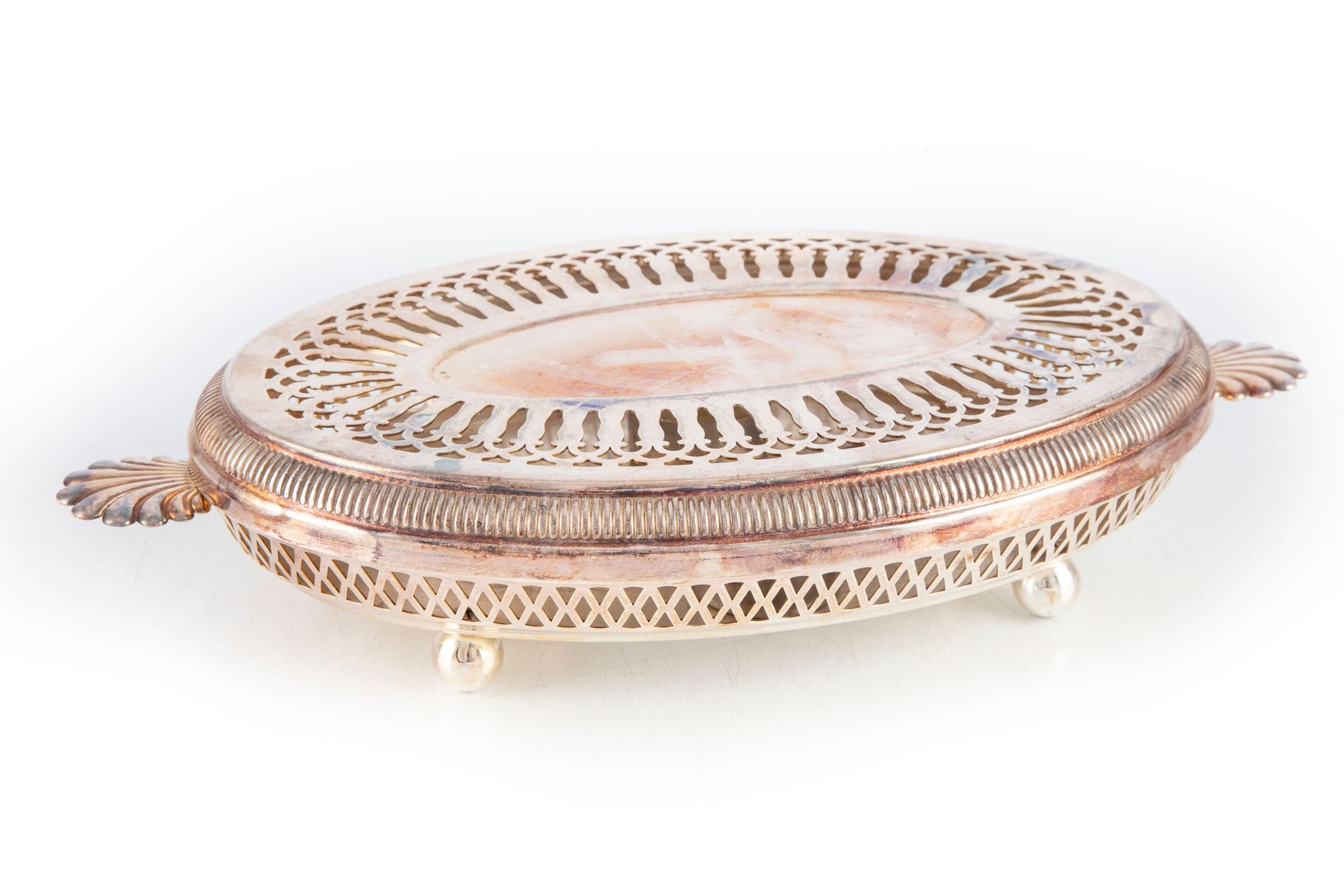 Null Chauffe-plat en métal argenté de forme ovale à décor ajouré

L. : 34 cm