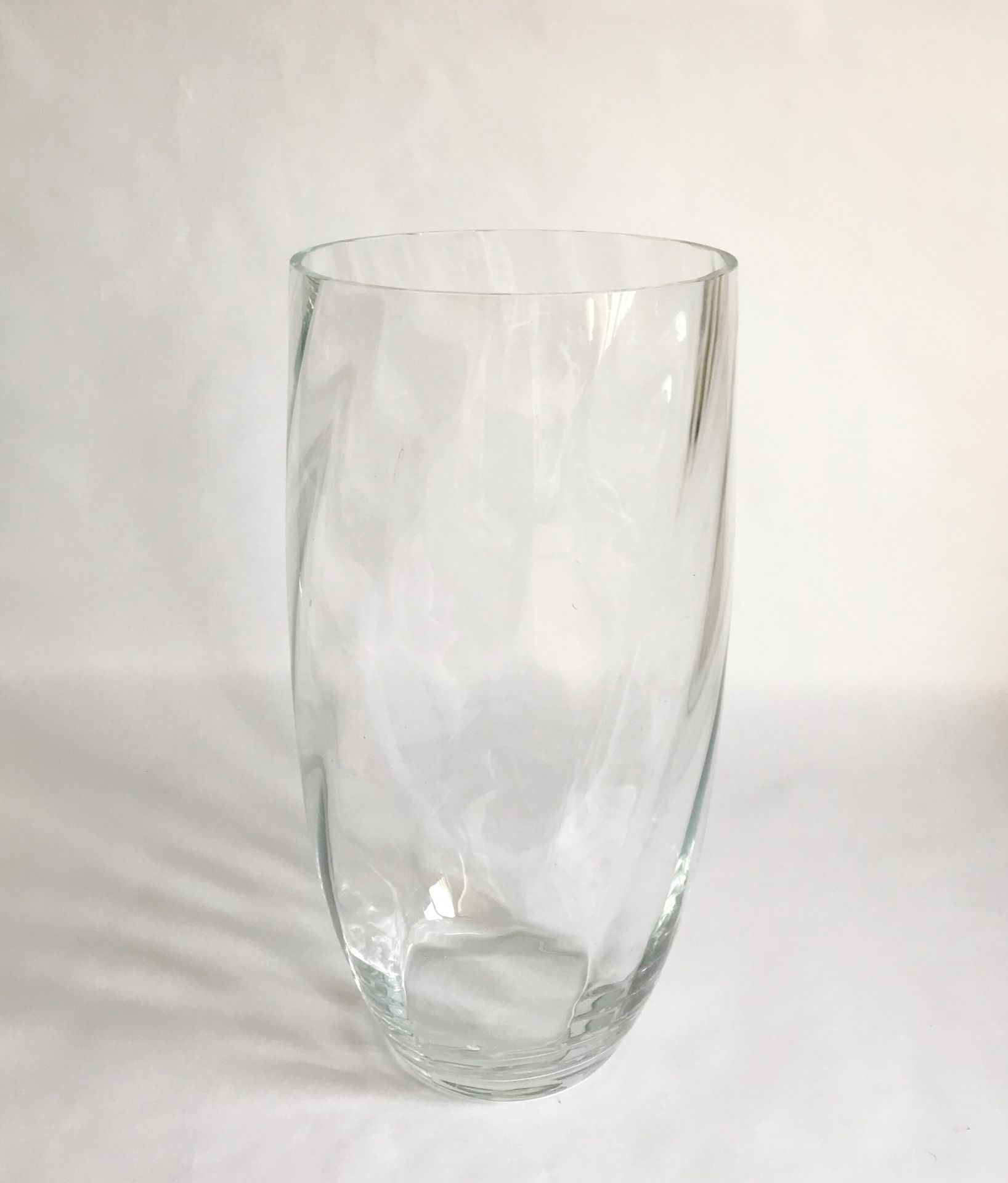 Null 一个扭曲的吹制玻璃的大圆柱形花瓶。

H.40厘米