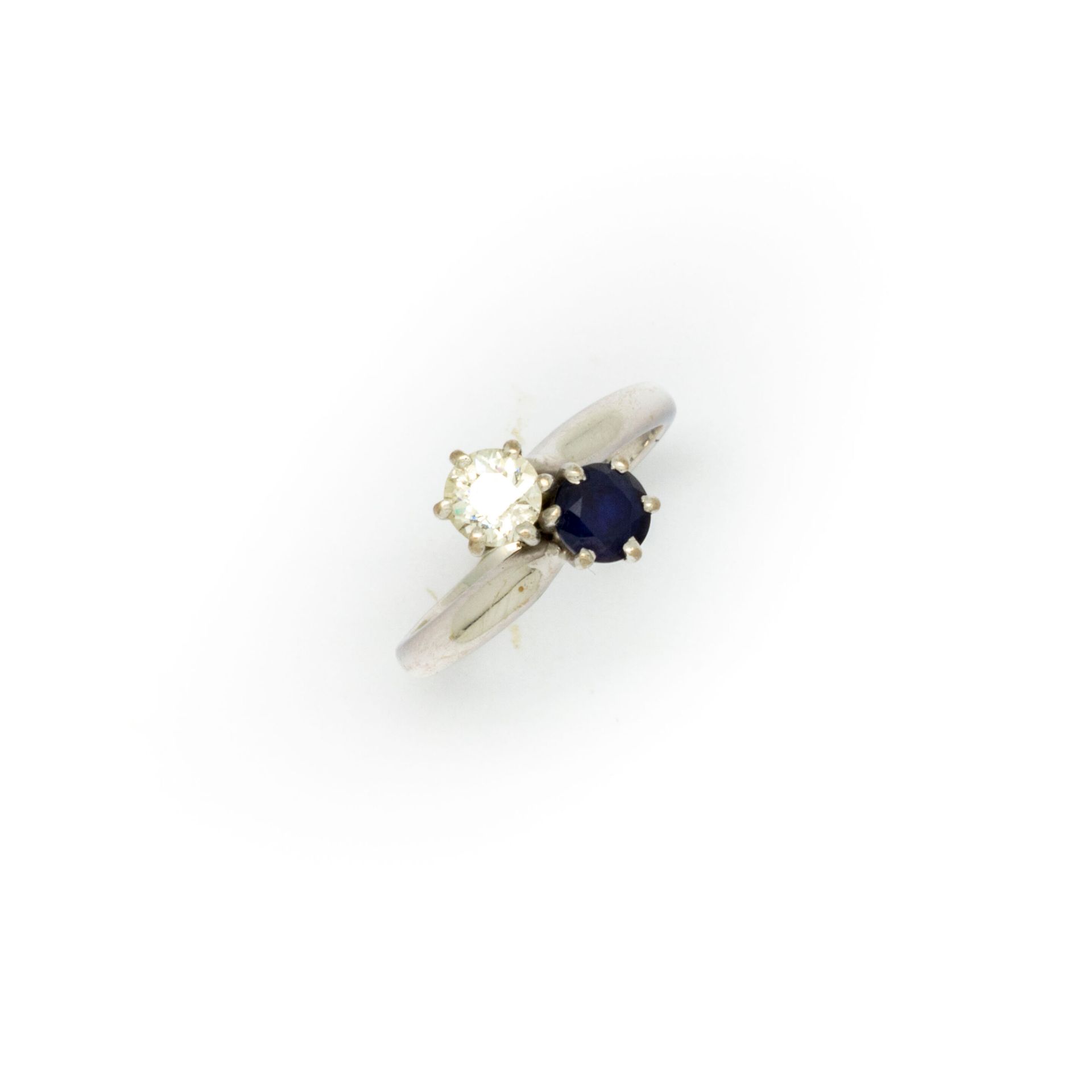 Null 白金戒指，上面有一个你和我，包括一颗约0.25克拉的钻石和一颗蓝宝石

毛重：3.6克。