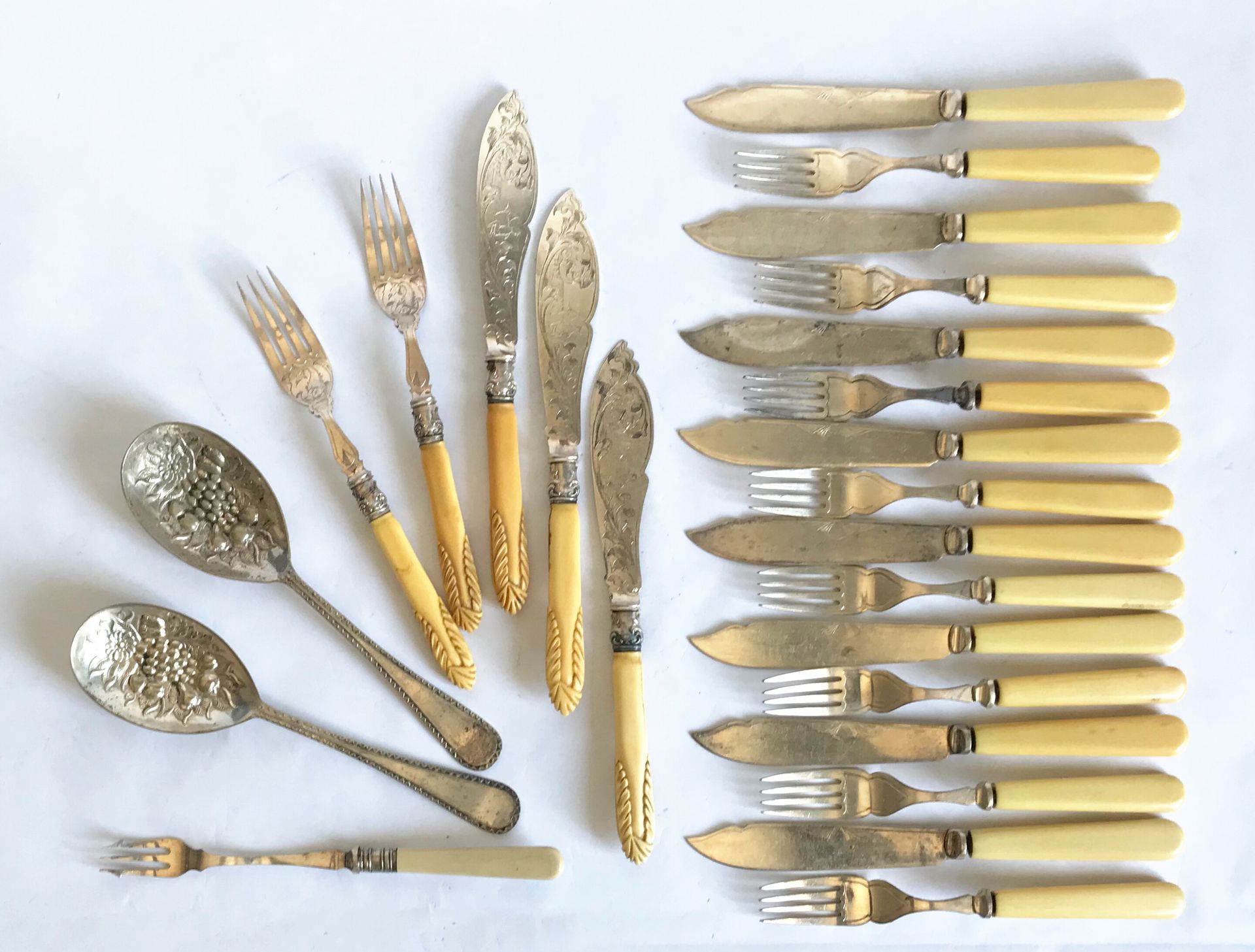 Null 一套8件鱼形餐具，象牙色手柄，镀银刀片，刻有装饰。二十世纪初的英国作品（磨损）。

附有两套不同型号的鱼肉餐具，一个三叉叉子和两个金属水果勺子。古代英&hellip;