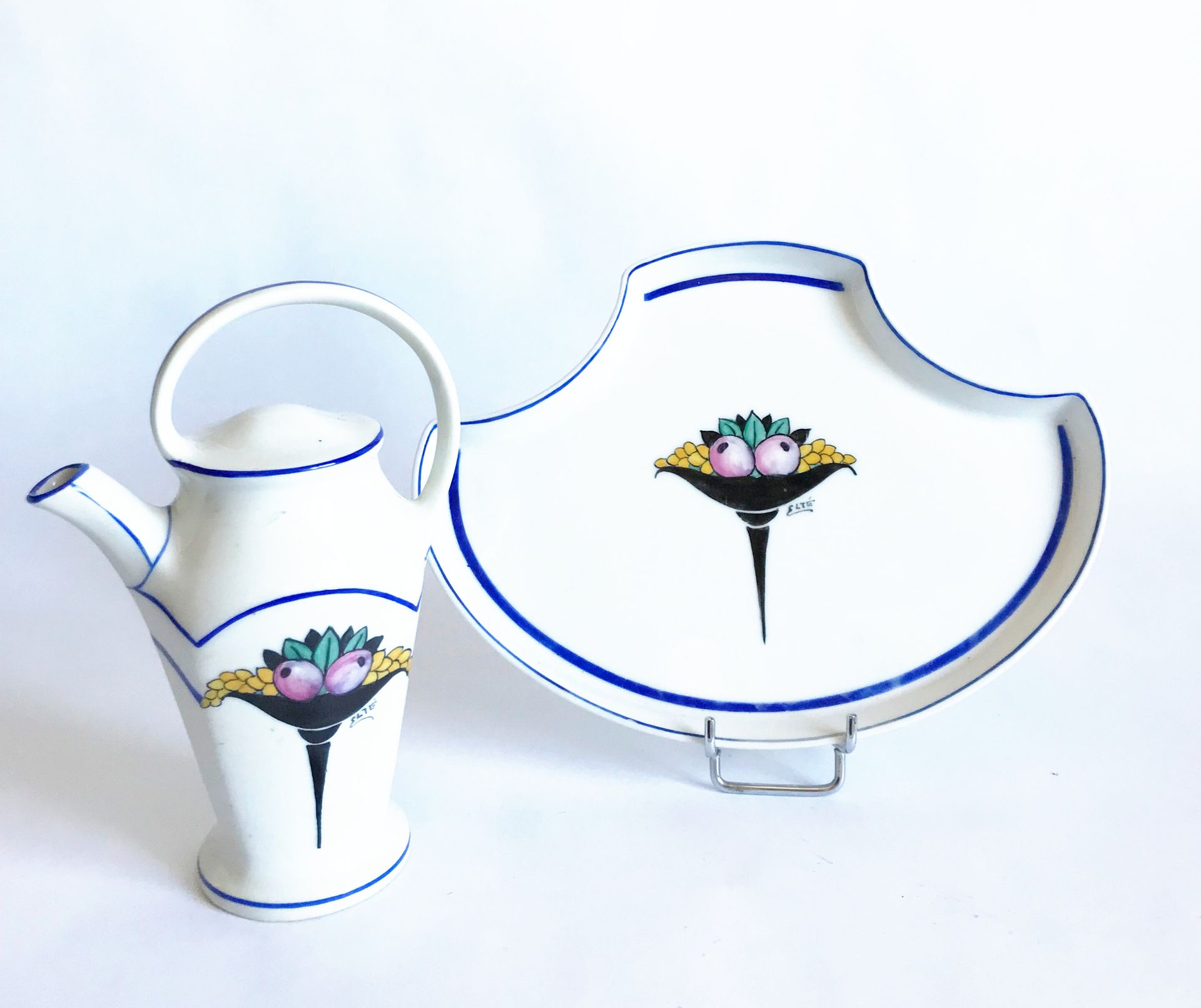 Null ELTE - LIMOGES

瓷制的小浇水壶和托盘，上面装饰着一个装饰艺术风格的水果篮。约1930年