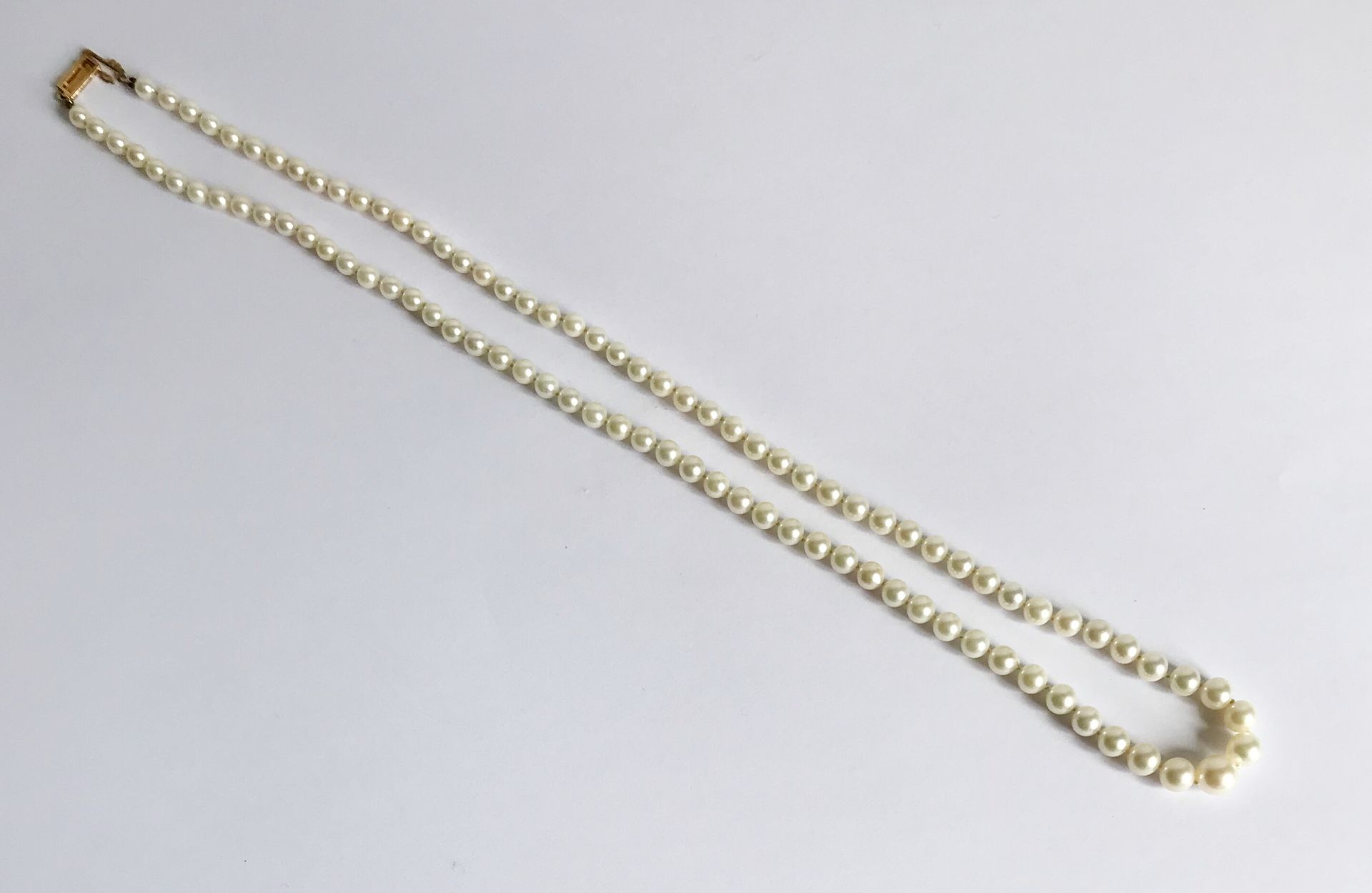 Null Halskette aus fallenden Zuchtperlen. Verschluss aus Gold.

L.: 55 cm