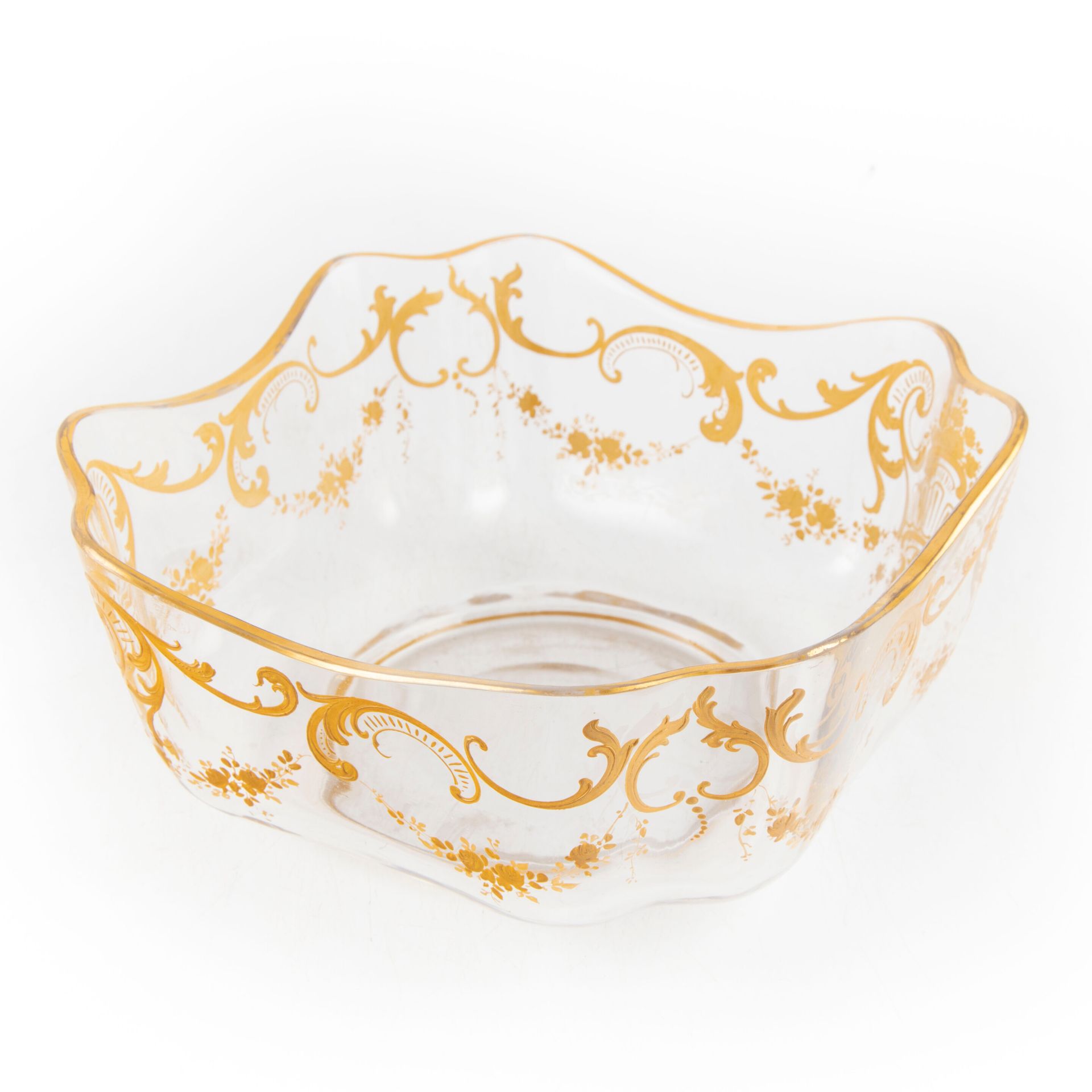 Null 18世纪风格的镀金珐琅装饰的水晶碗

H.9.5 cm; D. : 21 cm