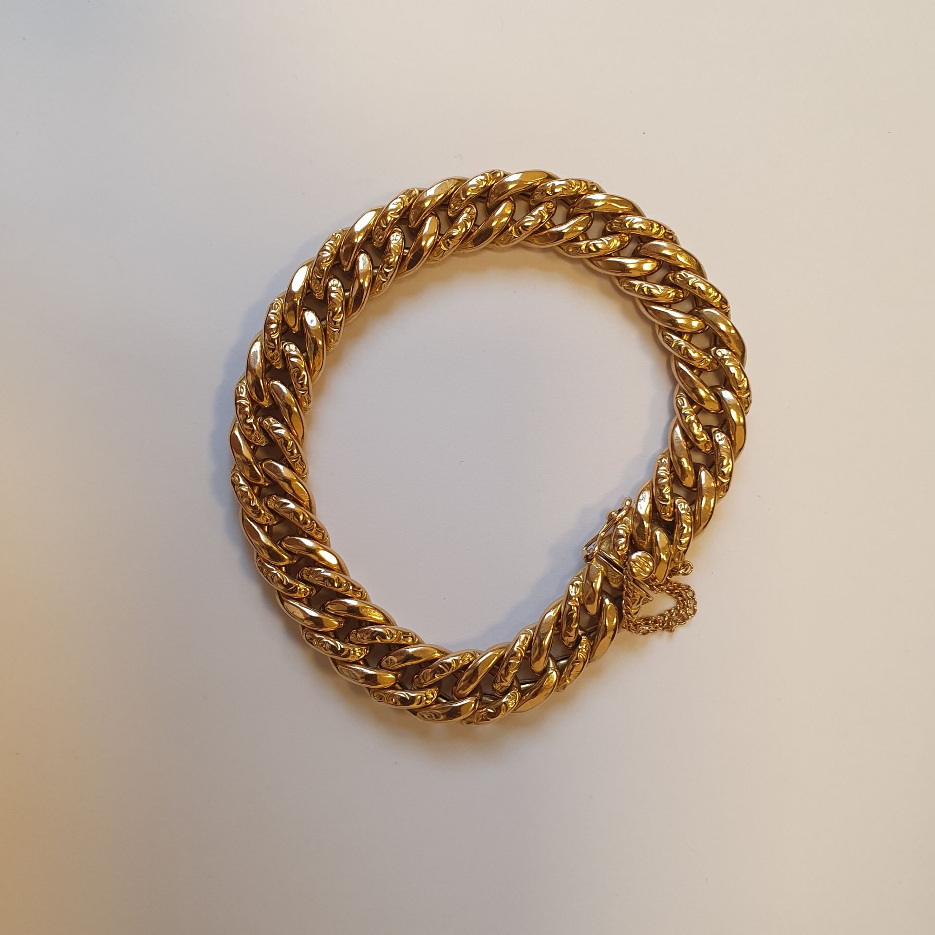 Null Yellow gold bracelet with large links

Weight : 27 g