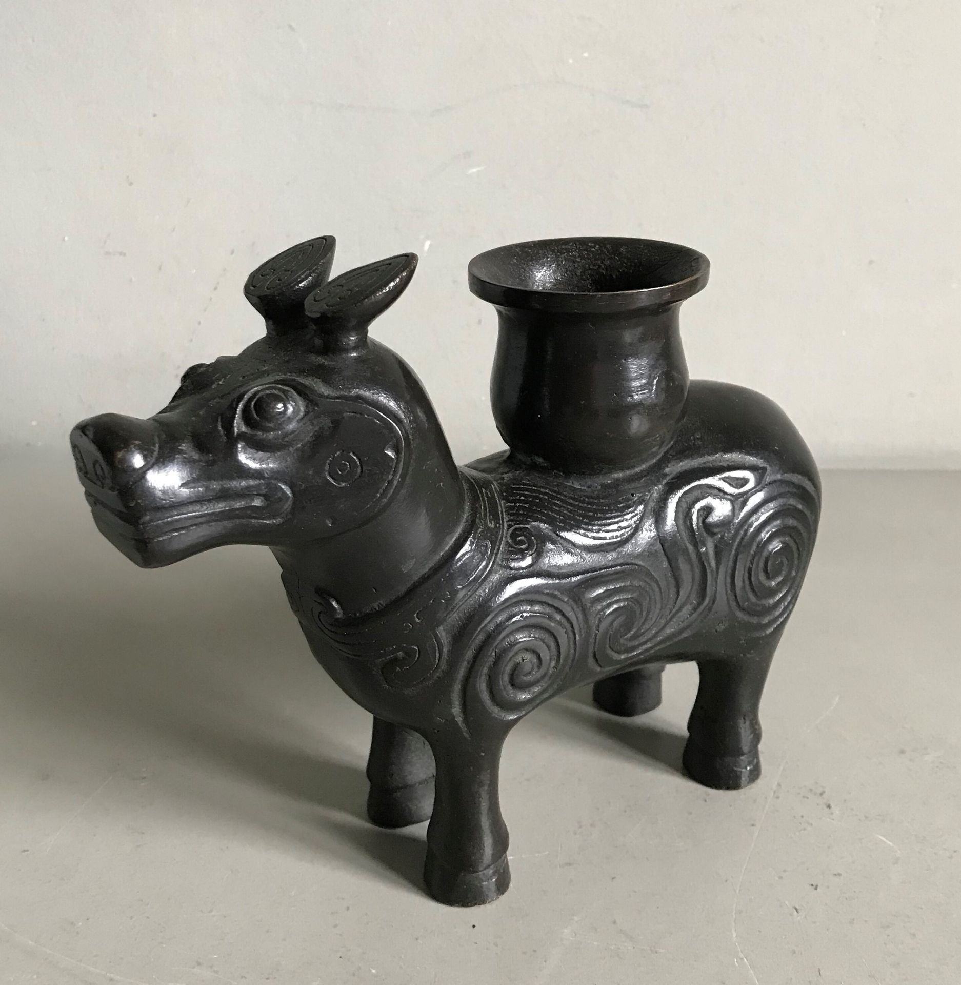 Null ASIA

Porta incenso in bronzo patinato a forma di animale con motivi circol&hellip;