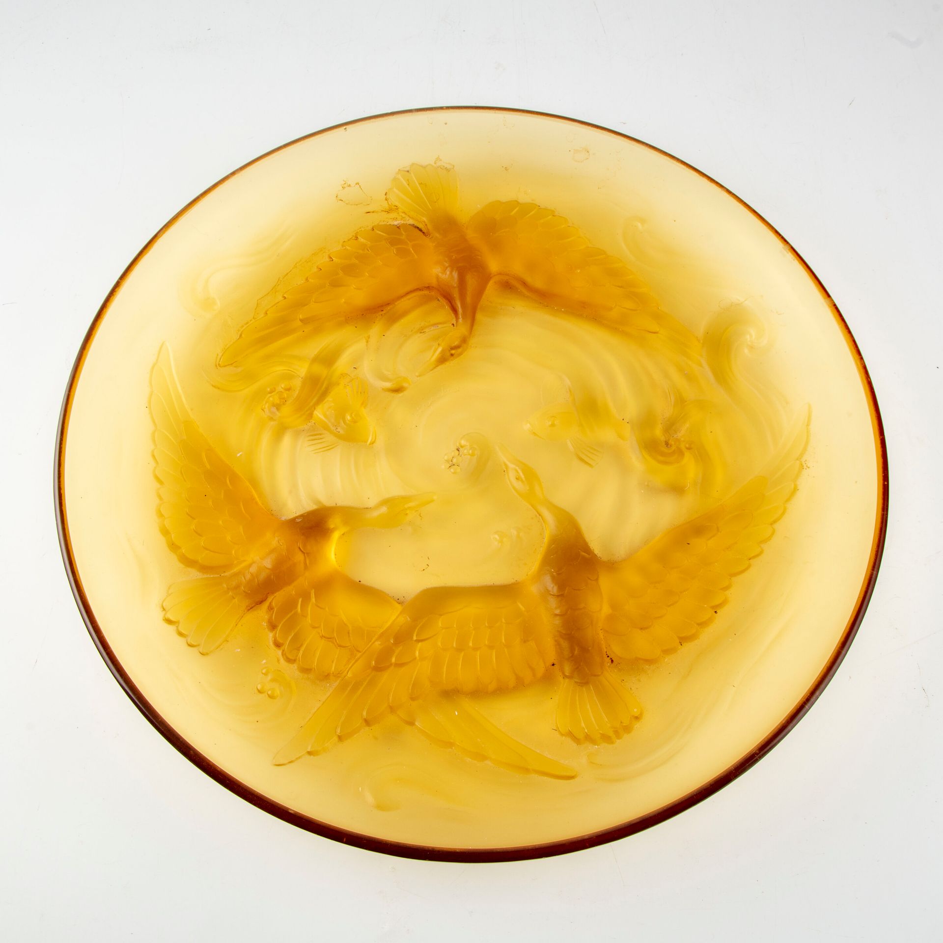 Null 维尔利斯-法兰西

黄色模制玻璃大碗，有仙鹤和鲤鱼装饰

签名

D.: 36