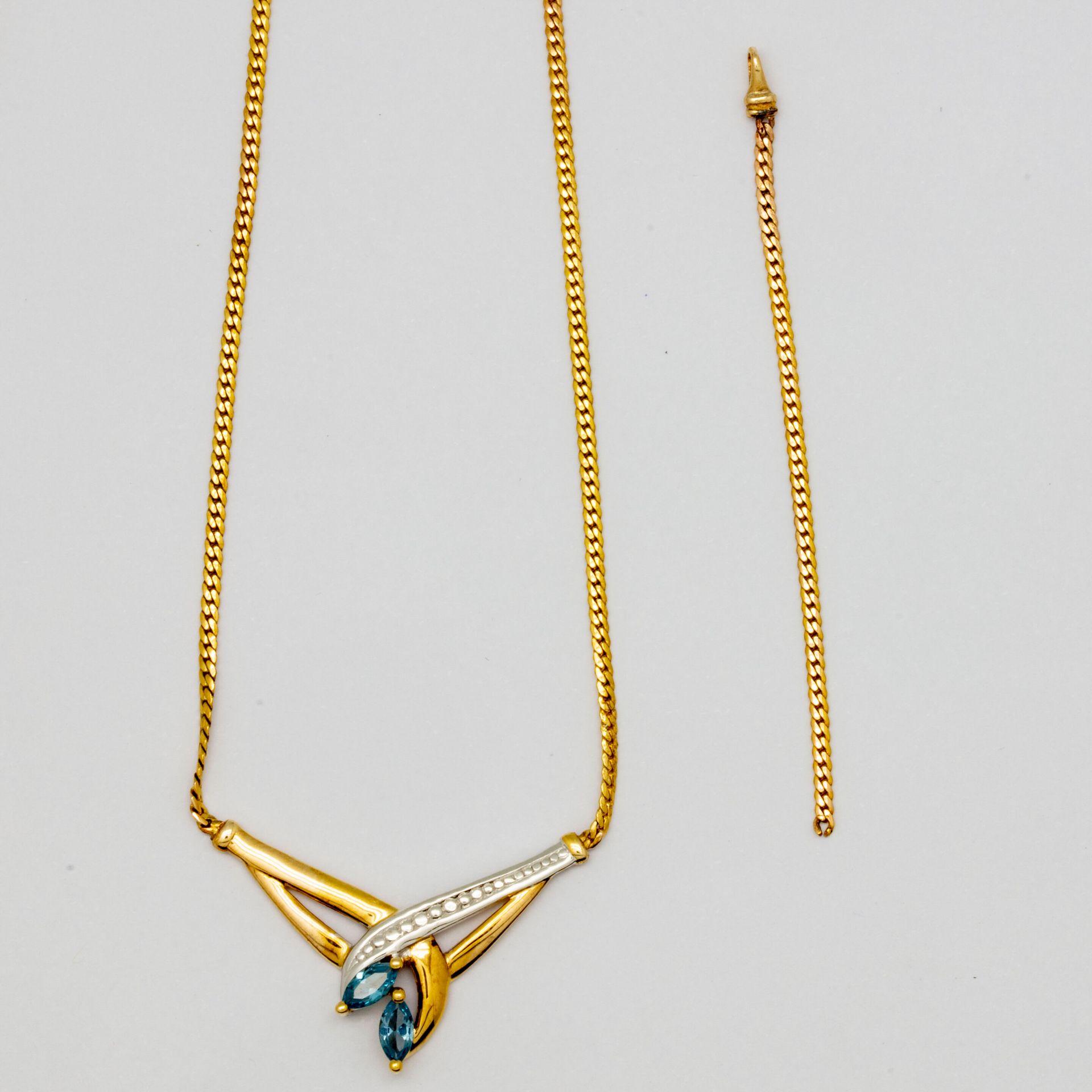 Null 9k yellow gold necklace with a blue topaz pendant

Gross weight: 3.9 g.

Ac&hellip;