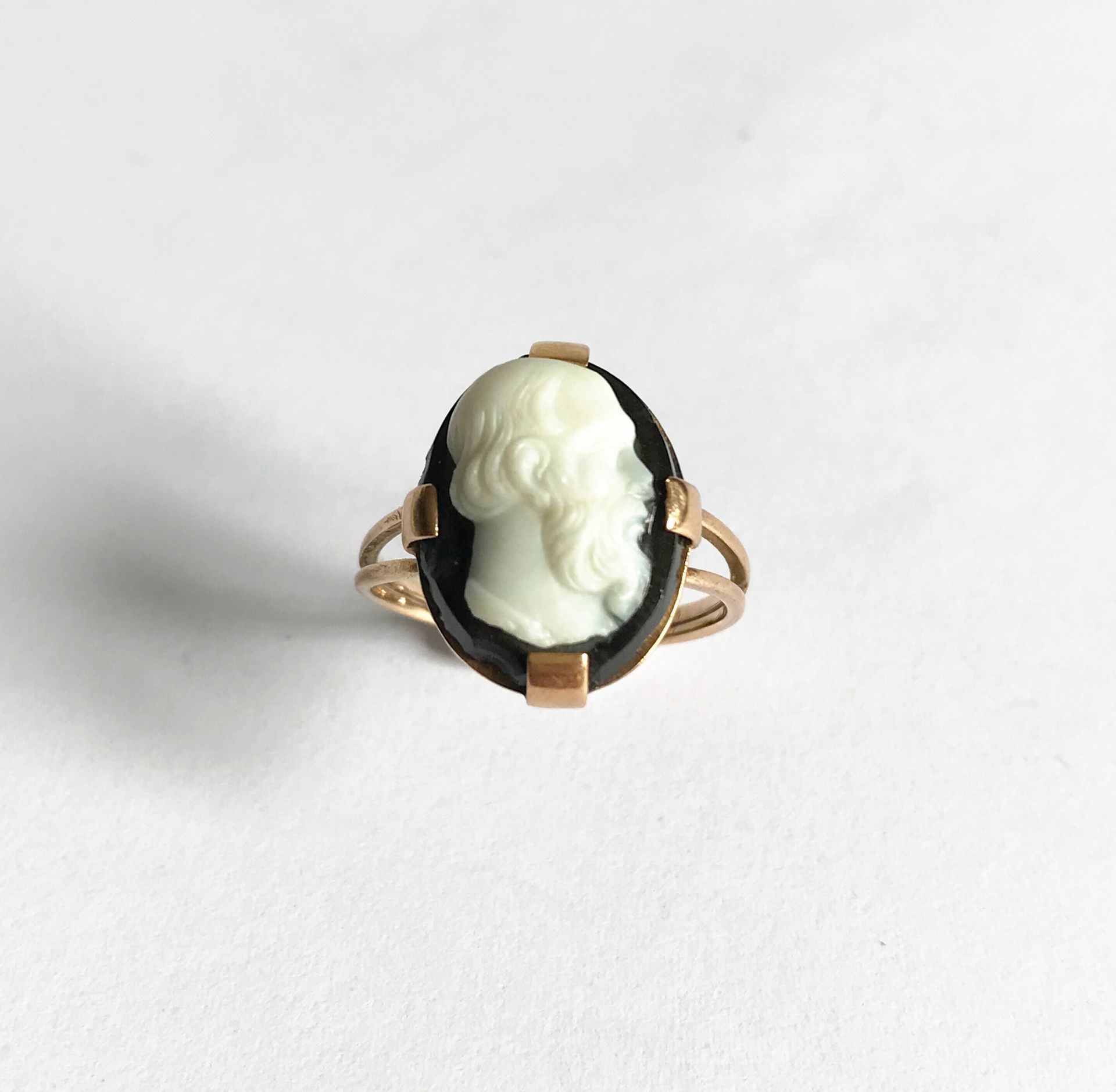 Null Pink gold ring set with an onyx cameo decorated with a profile of a bearded&hellip;