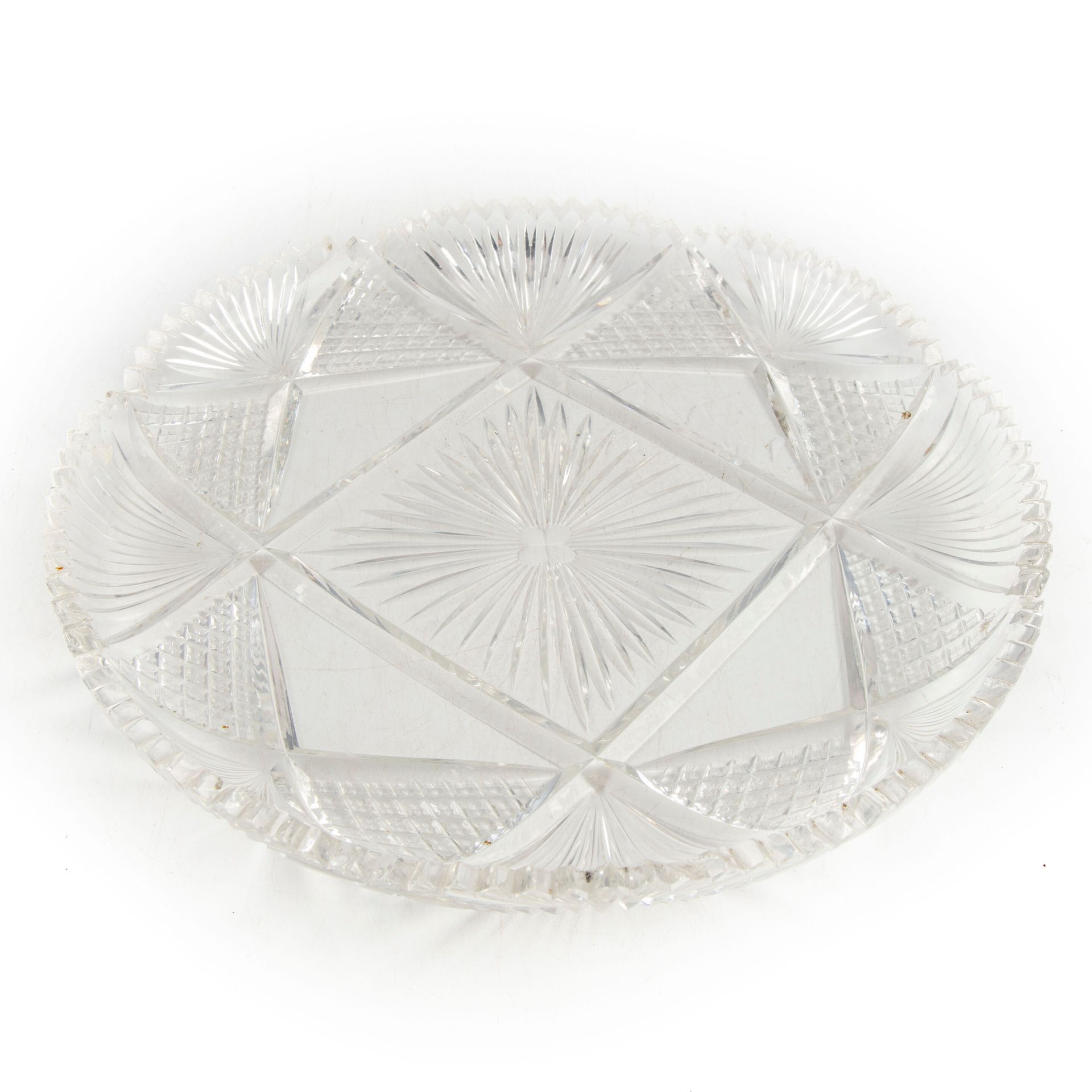 Null Important plat en cristal taillé de forme ronde 

D. : 31 cm 

Petites rayu&hellip;