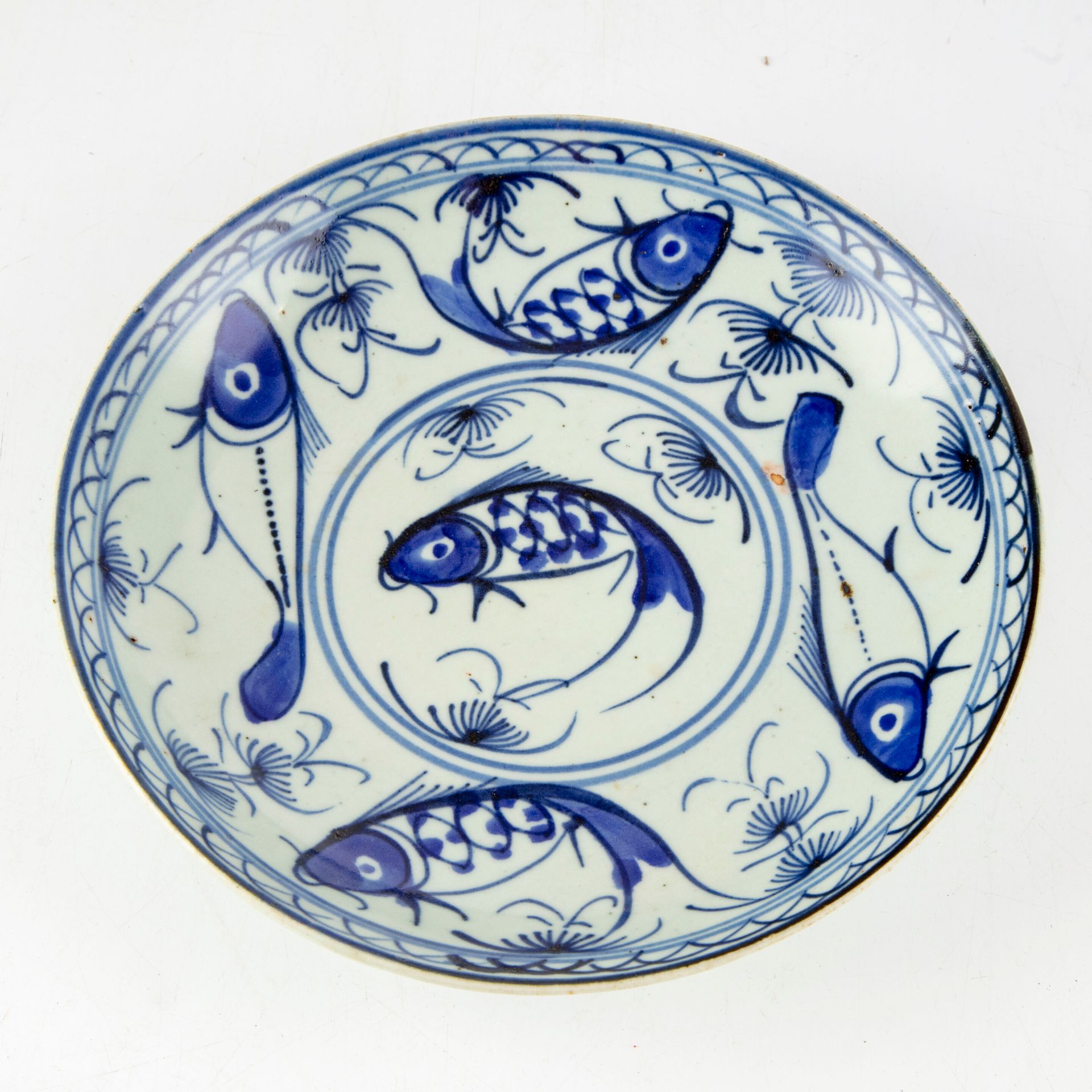 Null Teller aus glasiertem Porzellan mit blau-weißem Fischdekor.

Markierung unt&hellip;