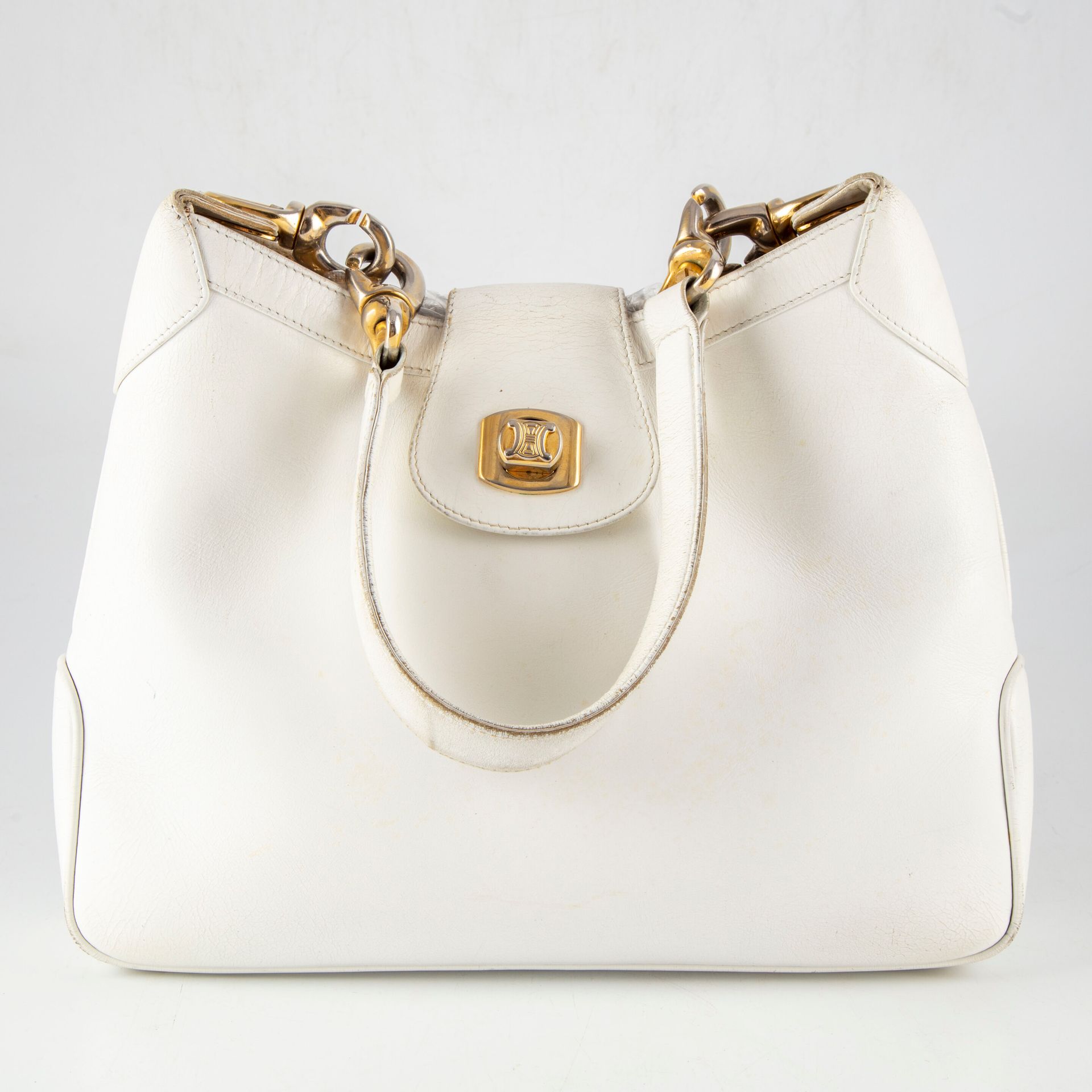 Null CELINE - Paris 

White leather bag, gilded metal trim 

L. : 29 cm 

Wear a&hellip;