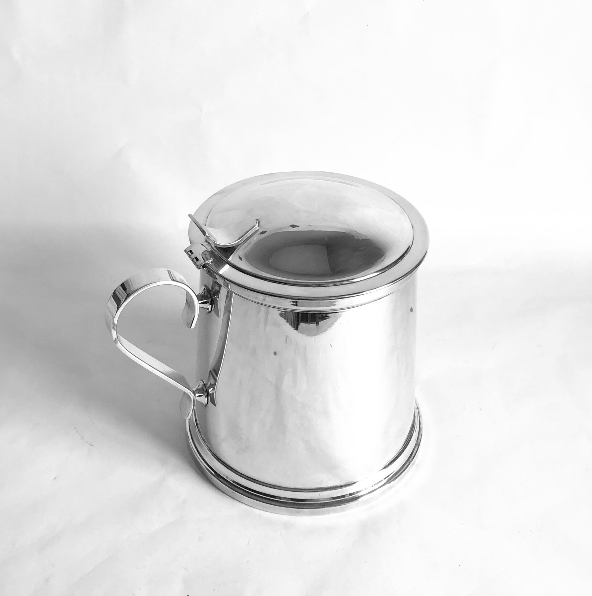 Null Amusing silver-plated metal ice-cube pot, in the shape of a covered mug. Pr&hellip;