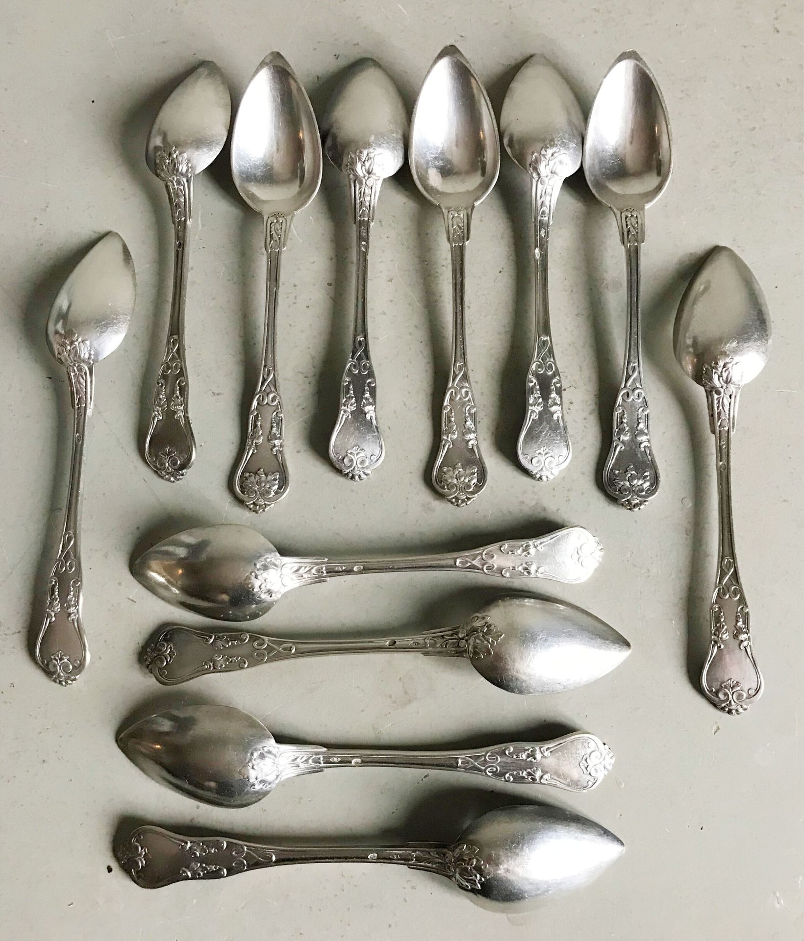 Null 一套12个镀银金属小勺子，模压并刻有树叶和交错的图案。18-19世纪末的风格
