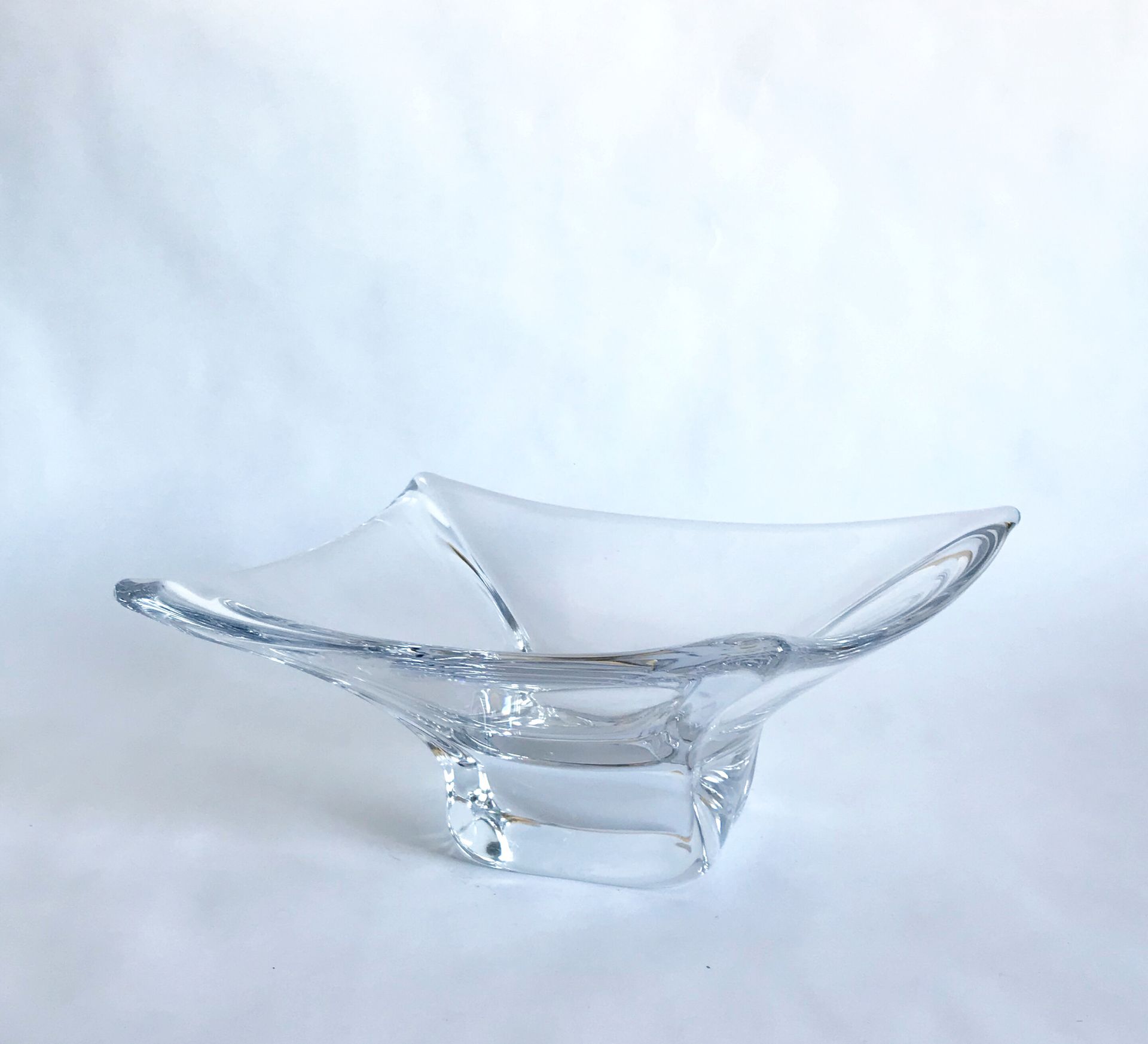Null DAUM - 法国

透明水晶方形底座上的钻石形水果碗

签名

H.13.5 - 长40厘米