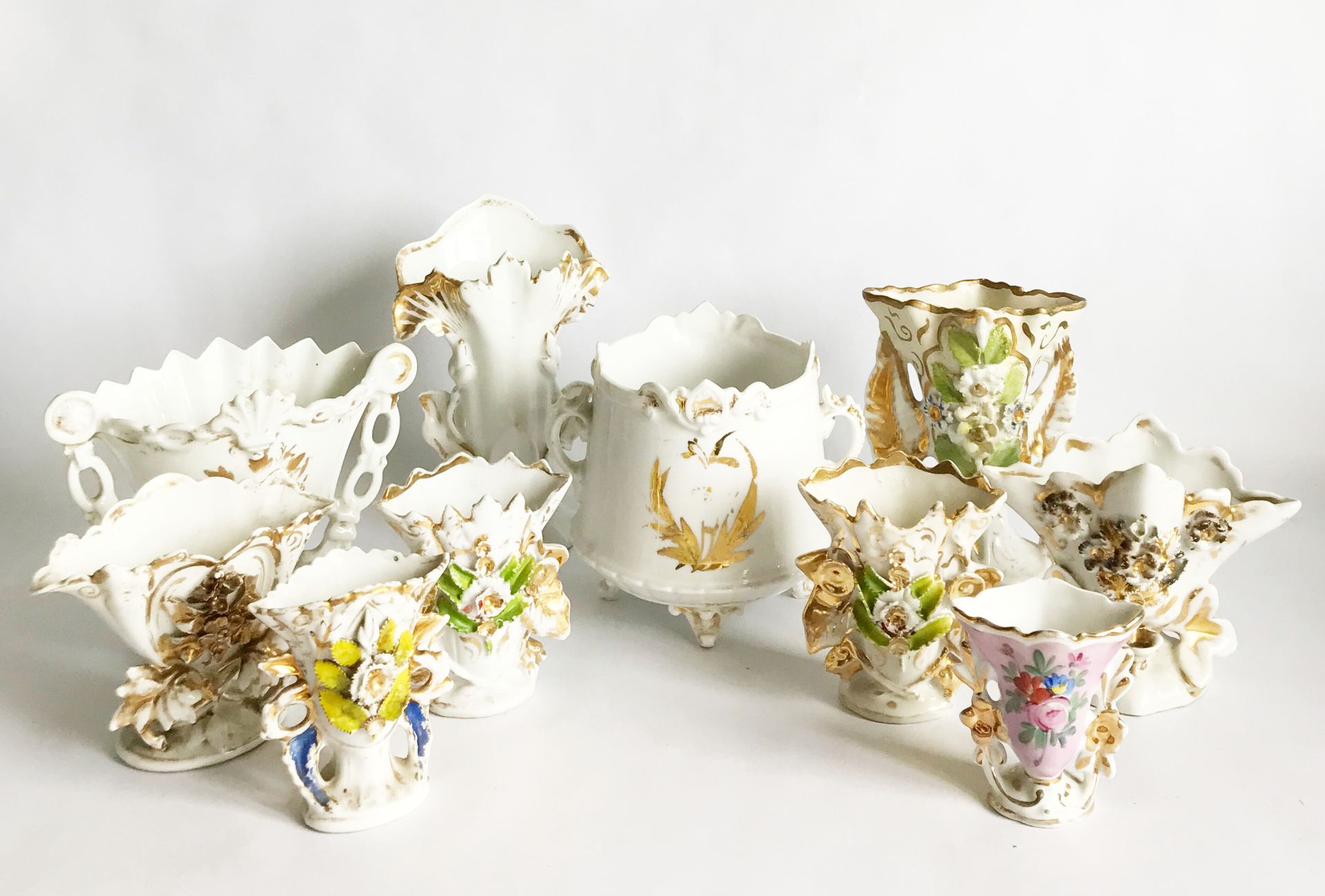 Null 巴黎和其他

有趣的小瓷器婚礼花瓶系列，有鎏金或多色的浮雕花。19世纪

小事故